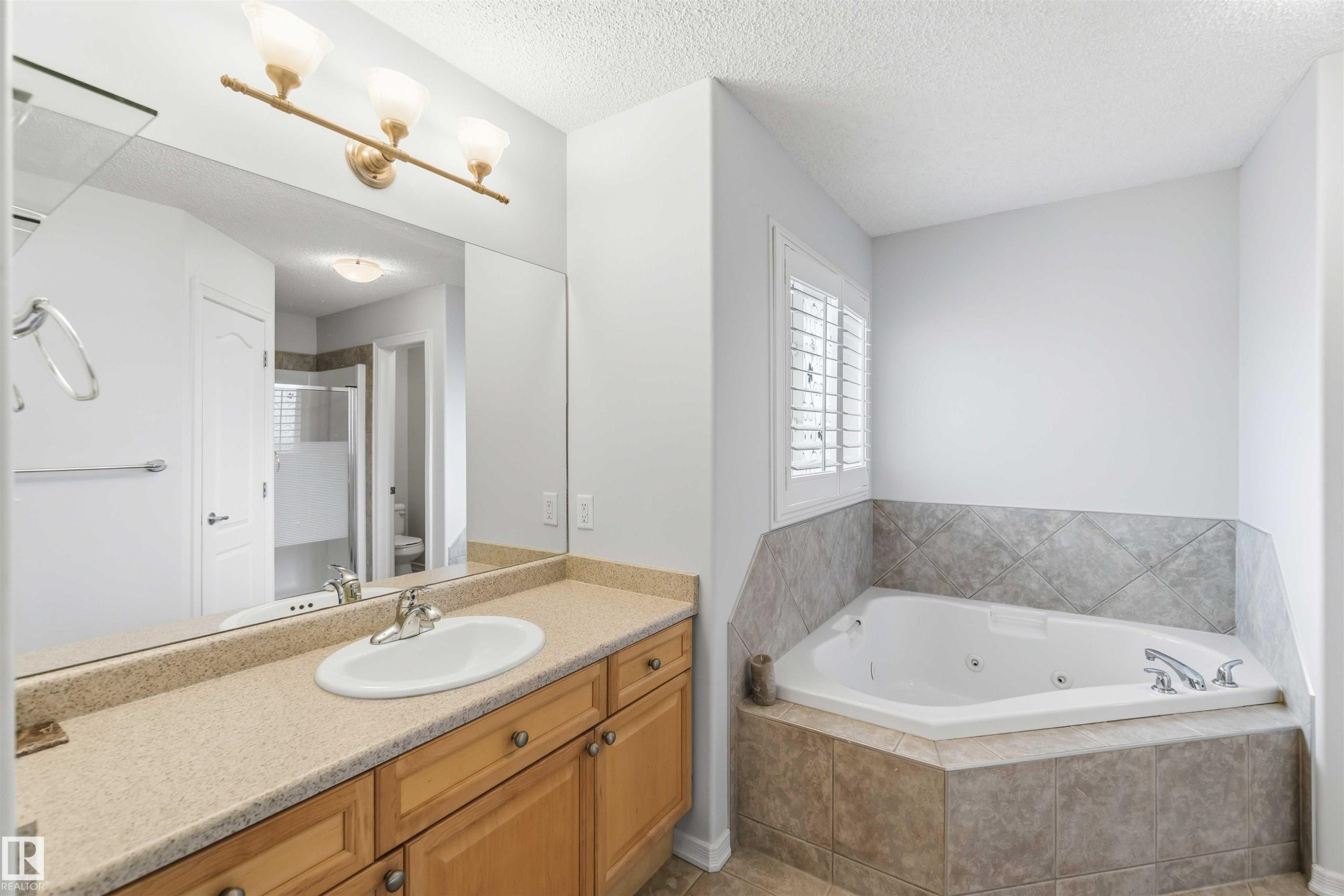 9 3003 34 Avenue, Edmonton, AB - Indoor Photo Showing Bathroom