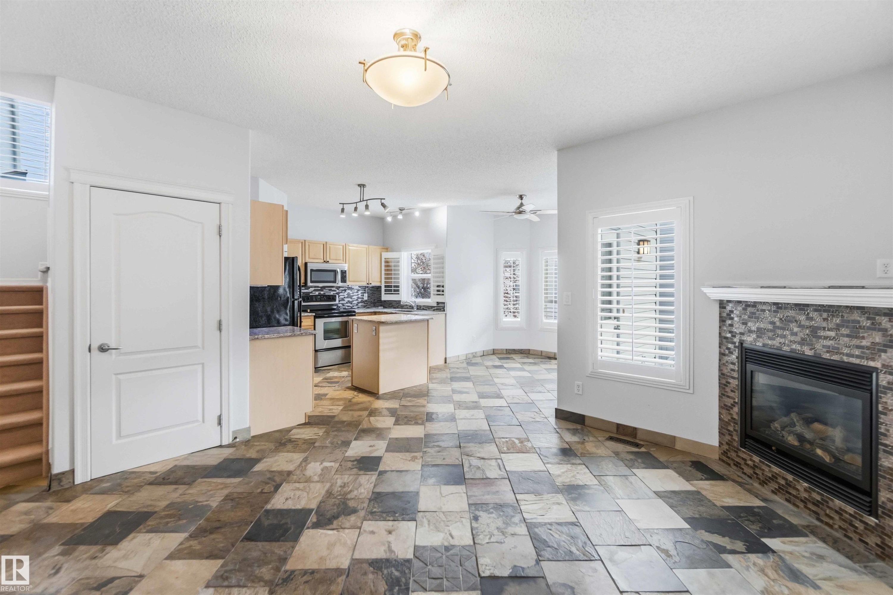 9 3003 34 Avenue, Edmonton, AB - Indoor Photo Showing Living Room With Fireplace
