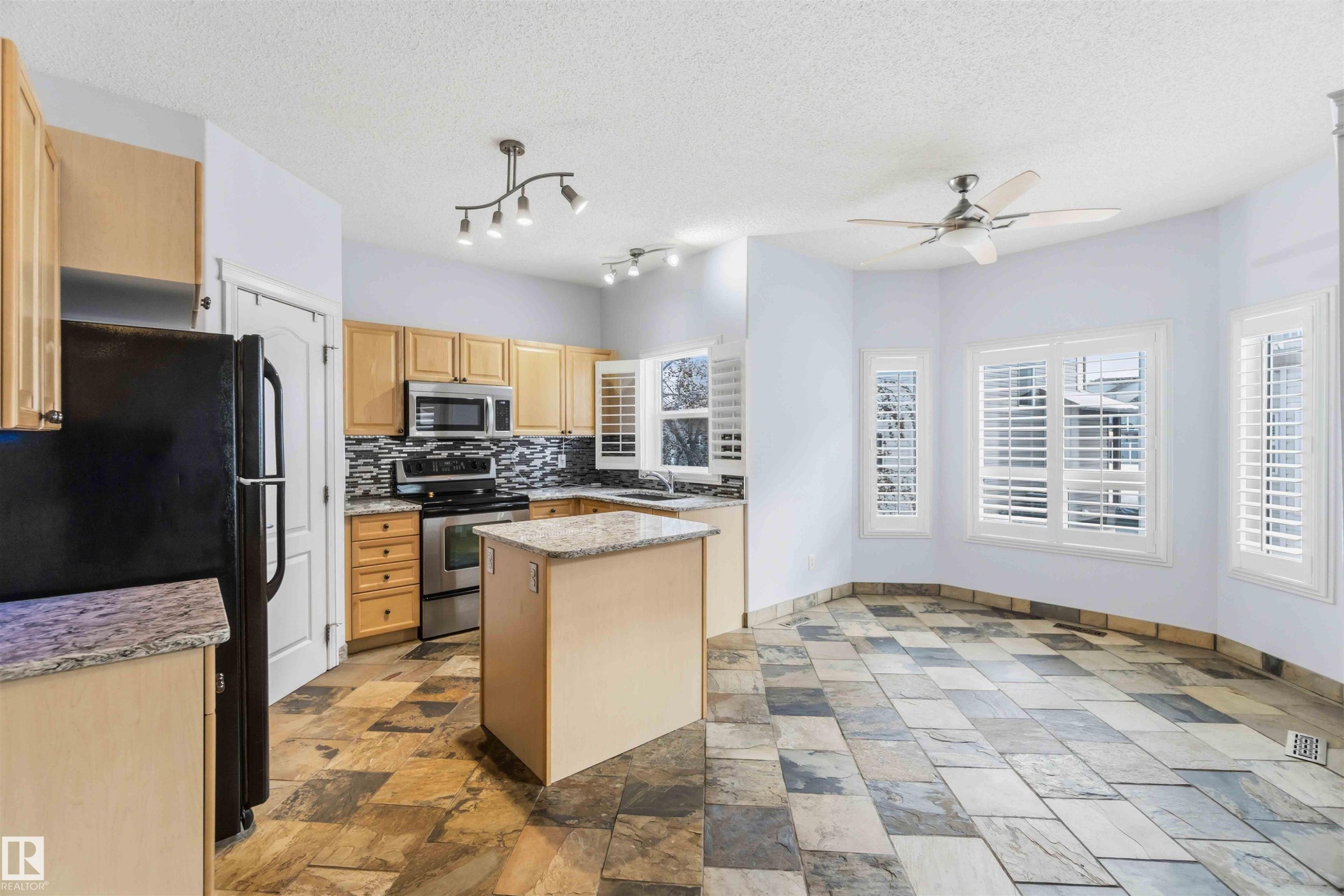 9 3003 34 Avenue, Edmonton, AB - Indoor Photo Showing Kitchen