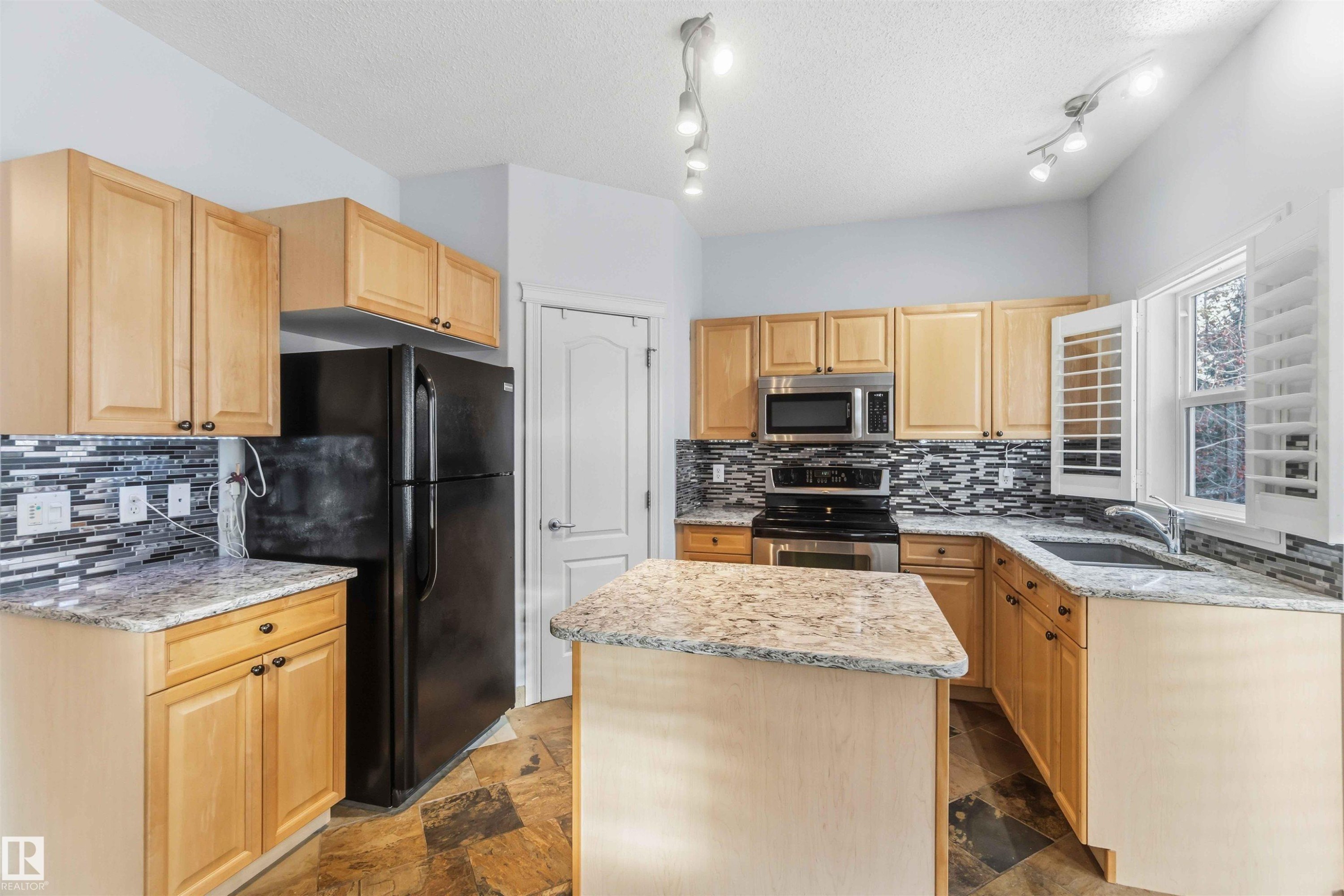 9 3003 34 Avenue, Edmonton, AB - Indoor Photo Showing Kitchen