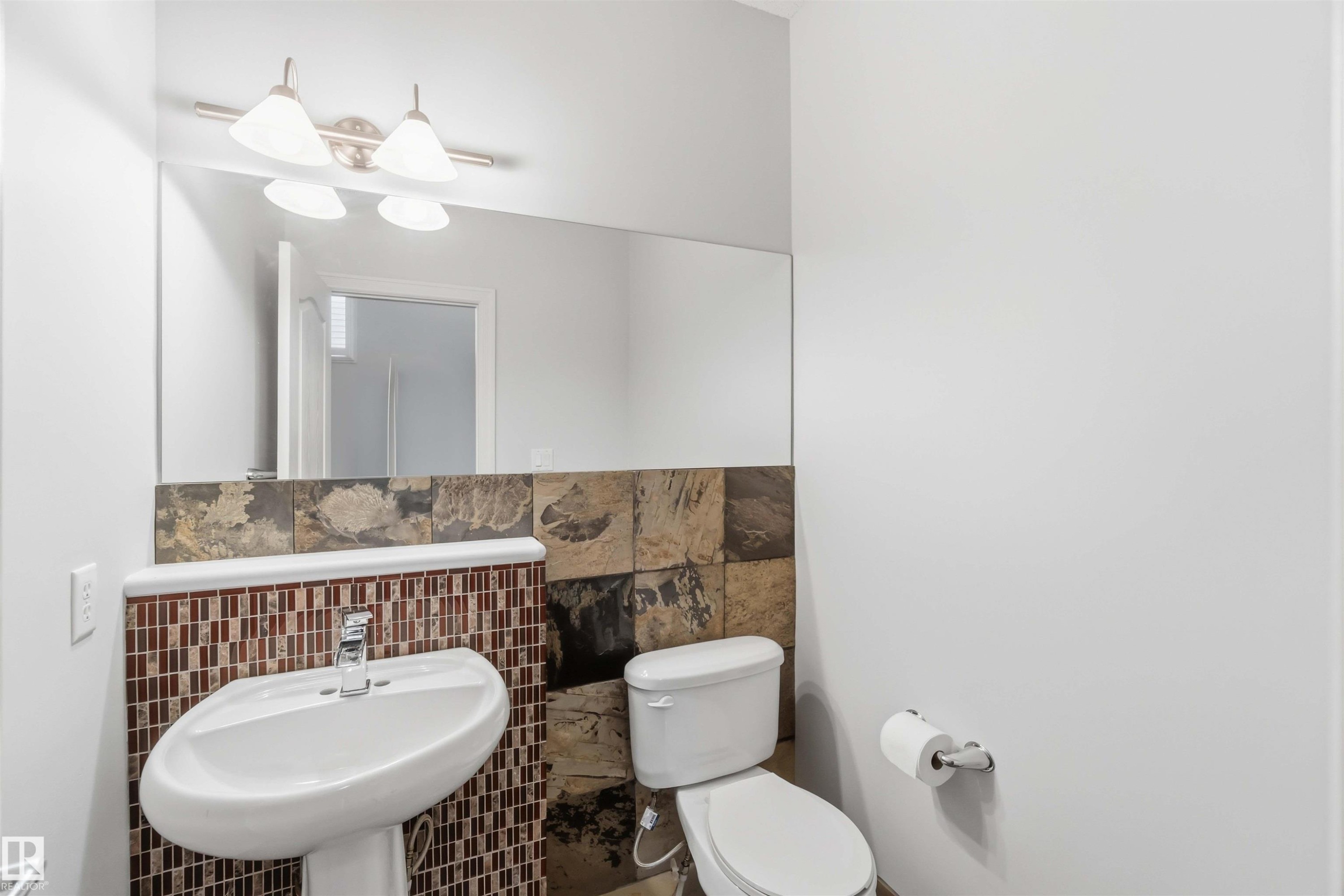 9 3003 34 Avenue, Edmonton, AB - Indoor Photo Showing Bathroom