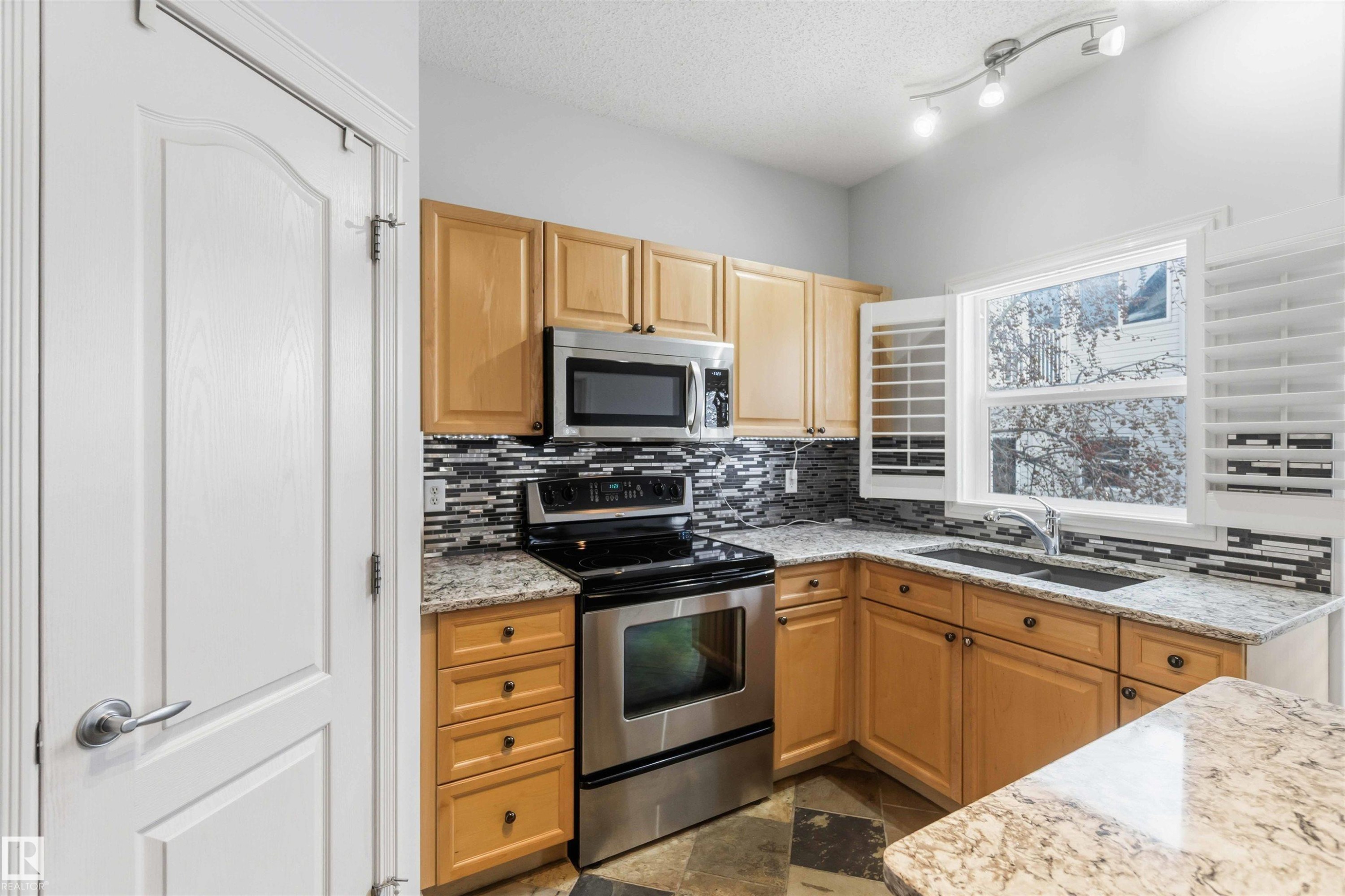 9 3003 34 Avenue, Edmonton, AB - Indoor Photo Showing Kitchen With Double Sink