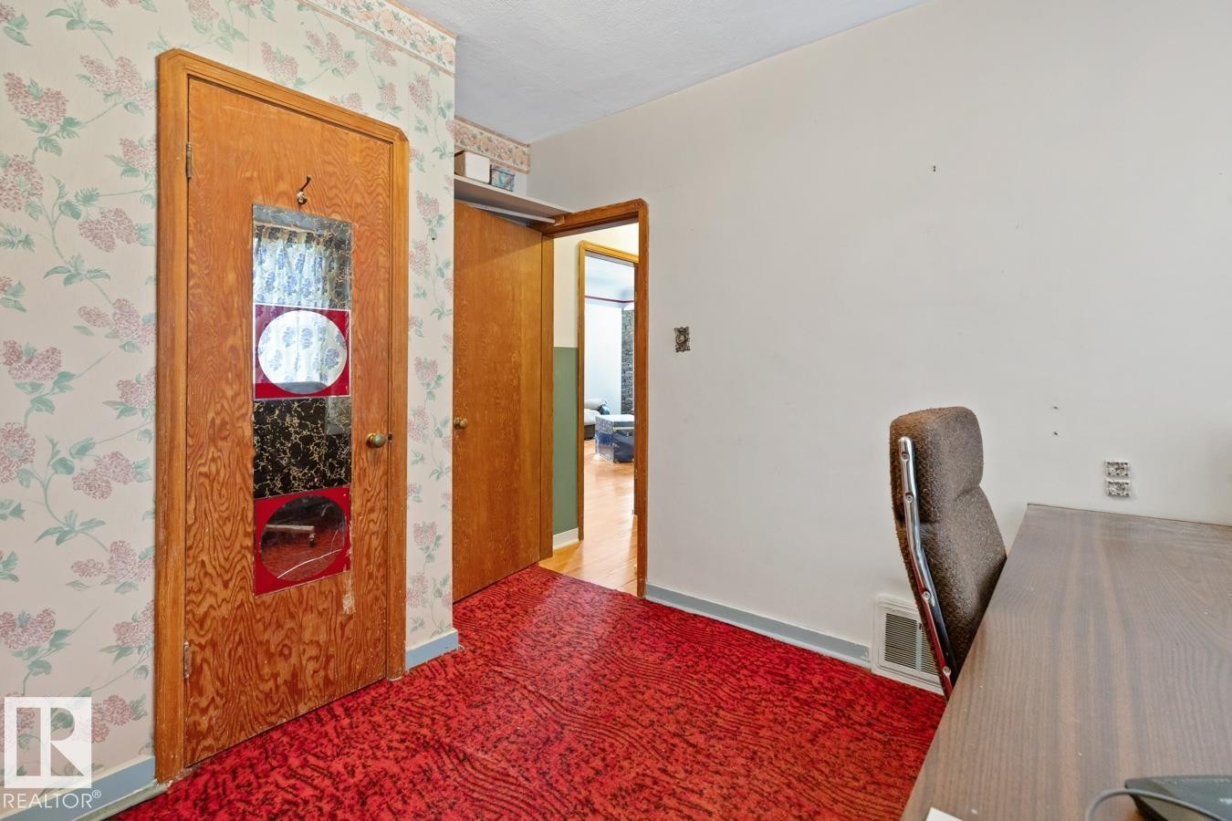 8906 94 Avenue, Edmonton, AB - Indoor