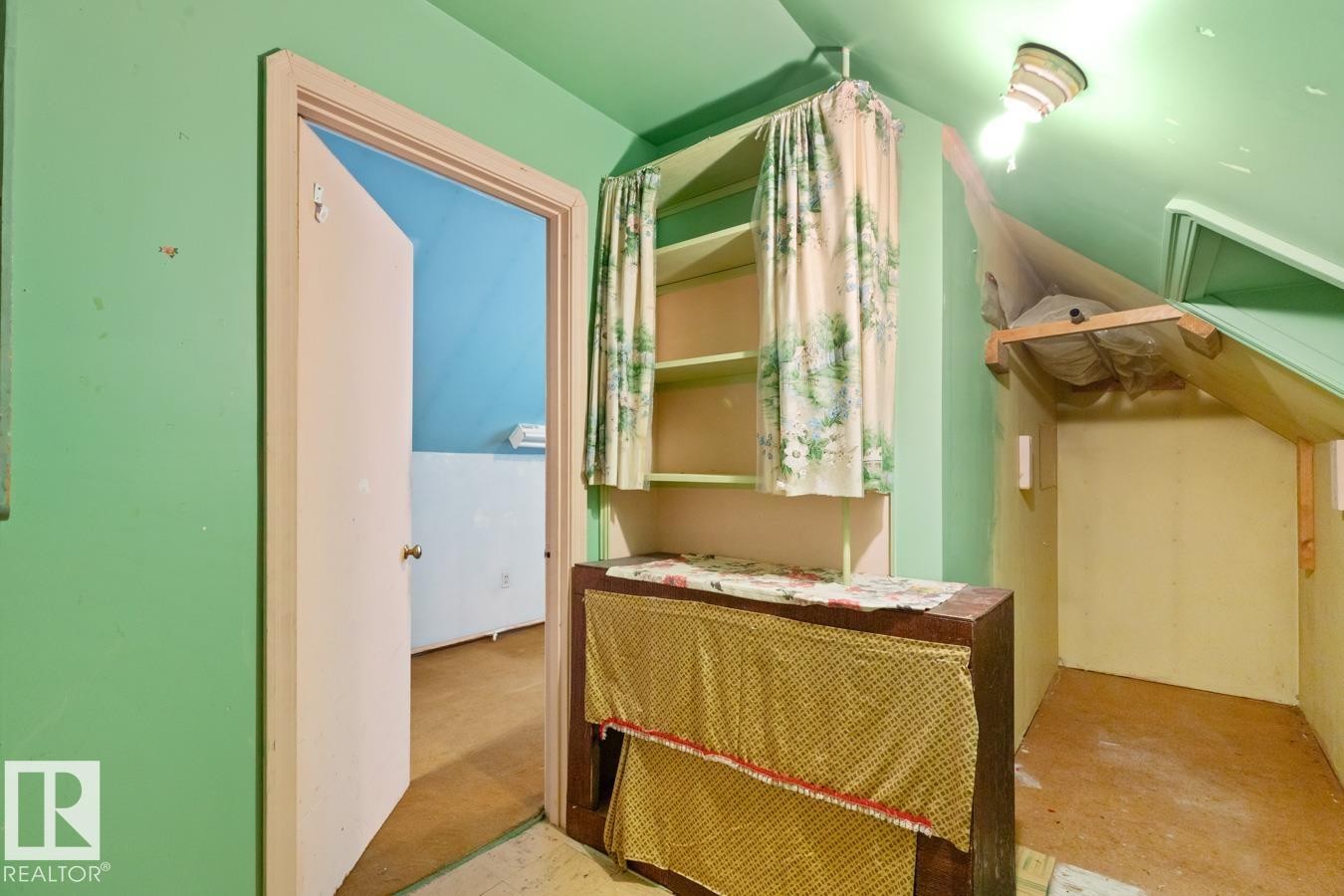 8906 94 Avenue, Edmonton, AB - Indoor Photo Showing Other Room