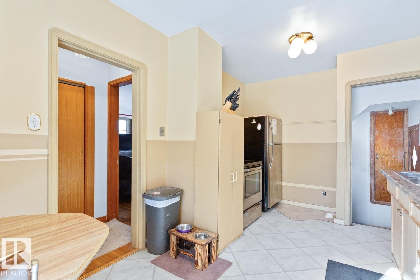 8906 94 Avenue, Edmonton, AB - Indoor