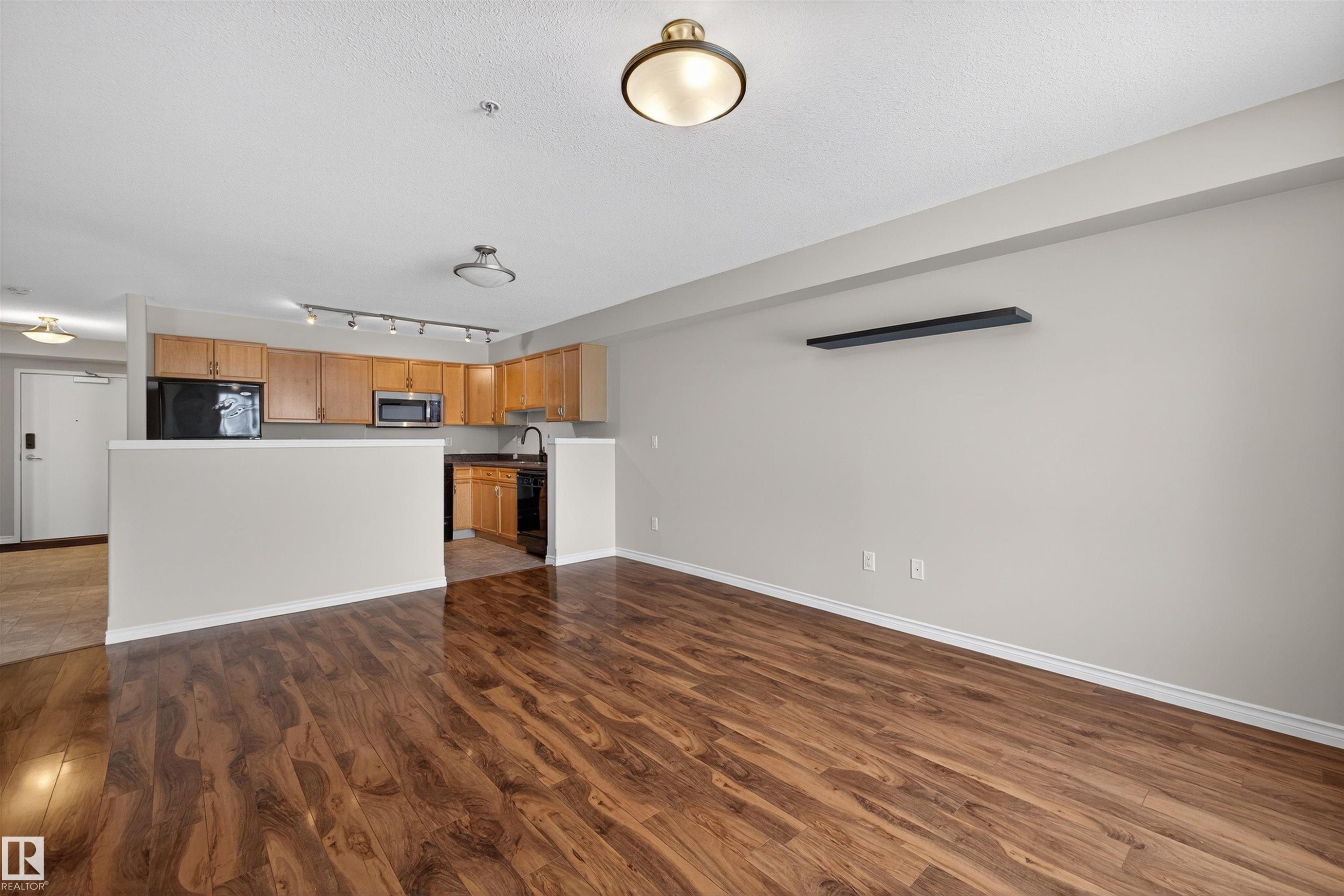 102 1589 Glastonbury Boulevard, Edmonton, AB - Indoor Photo Showing Kitchen