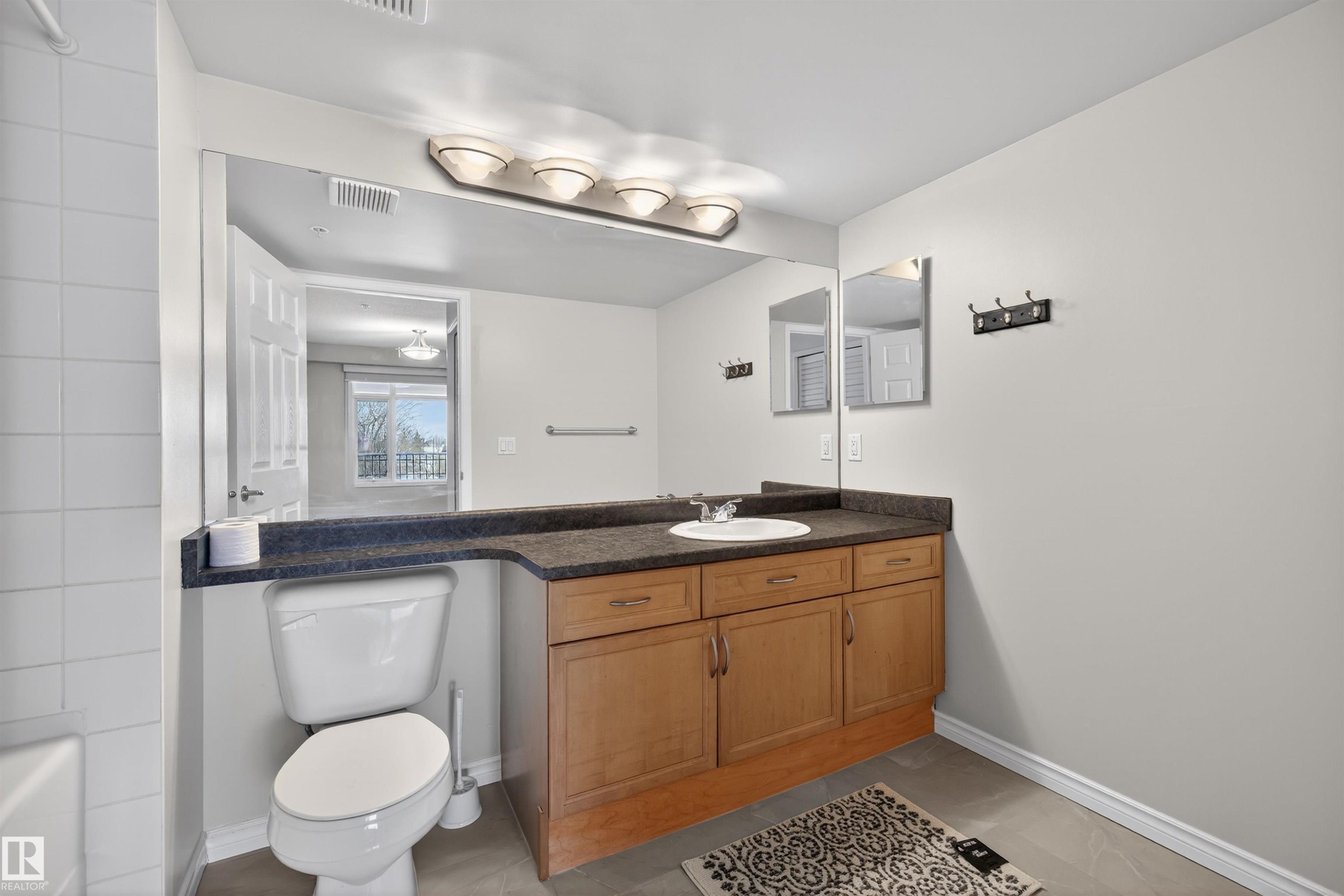 102 1589 Glastonbury Boulevard, Edmonton, AB - Indoor Photo Showing Bathroom