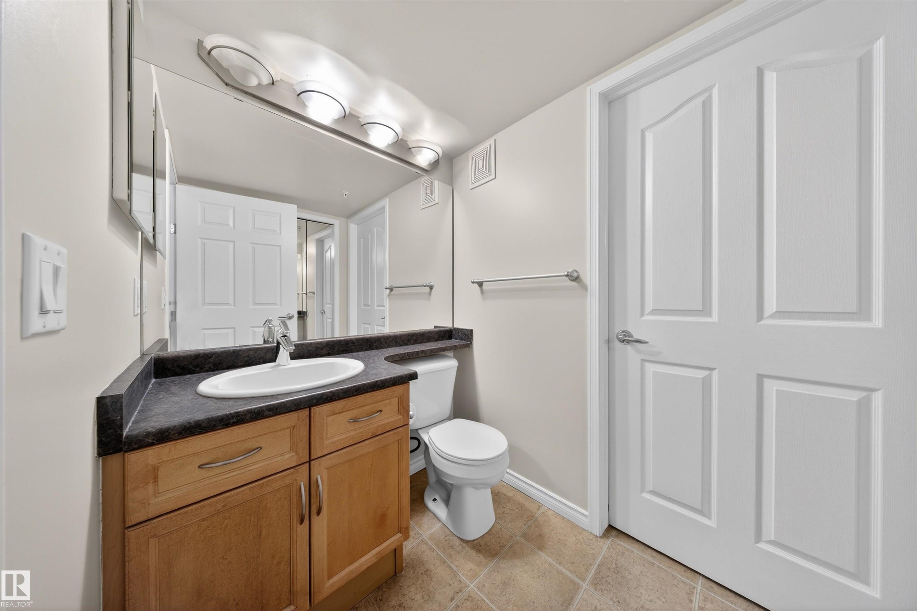 102 1589 Glastonbury Boulevard, Edmonton, AB - Indoor Photo Showing Bathroom