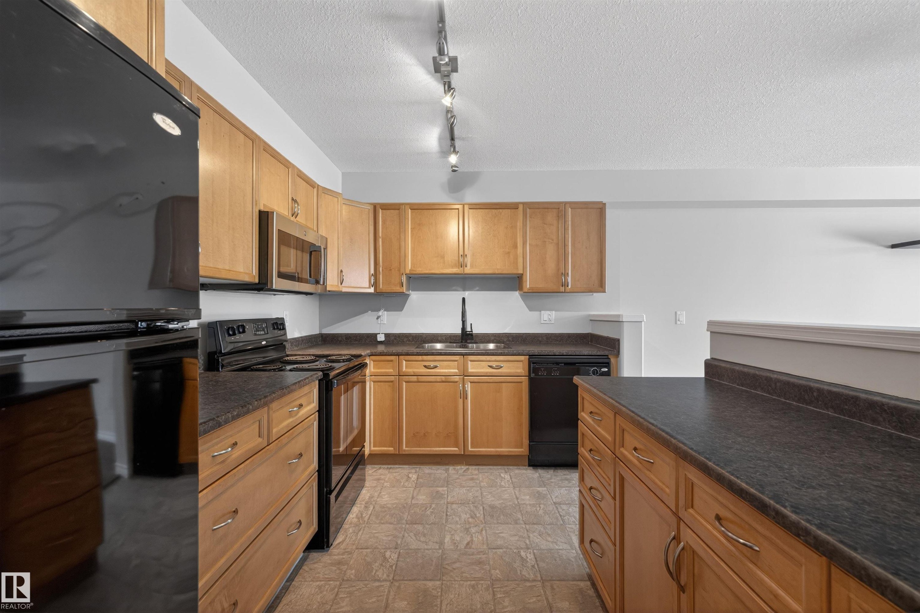 102 1589 Glastonbury Boulevard, Edmonton, AB - Indoor Photo Showing Kitchen
