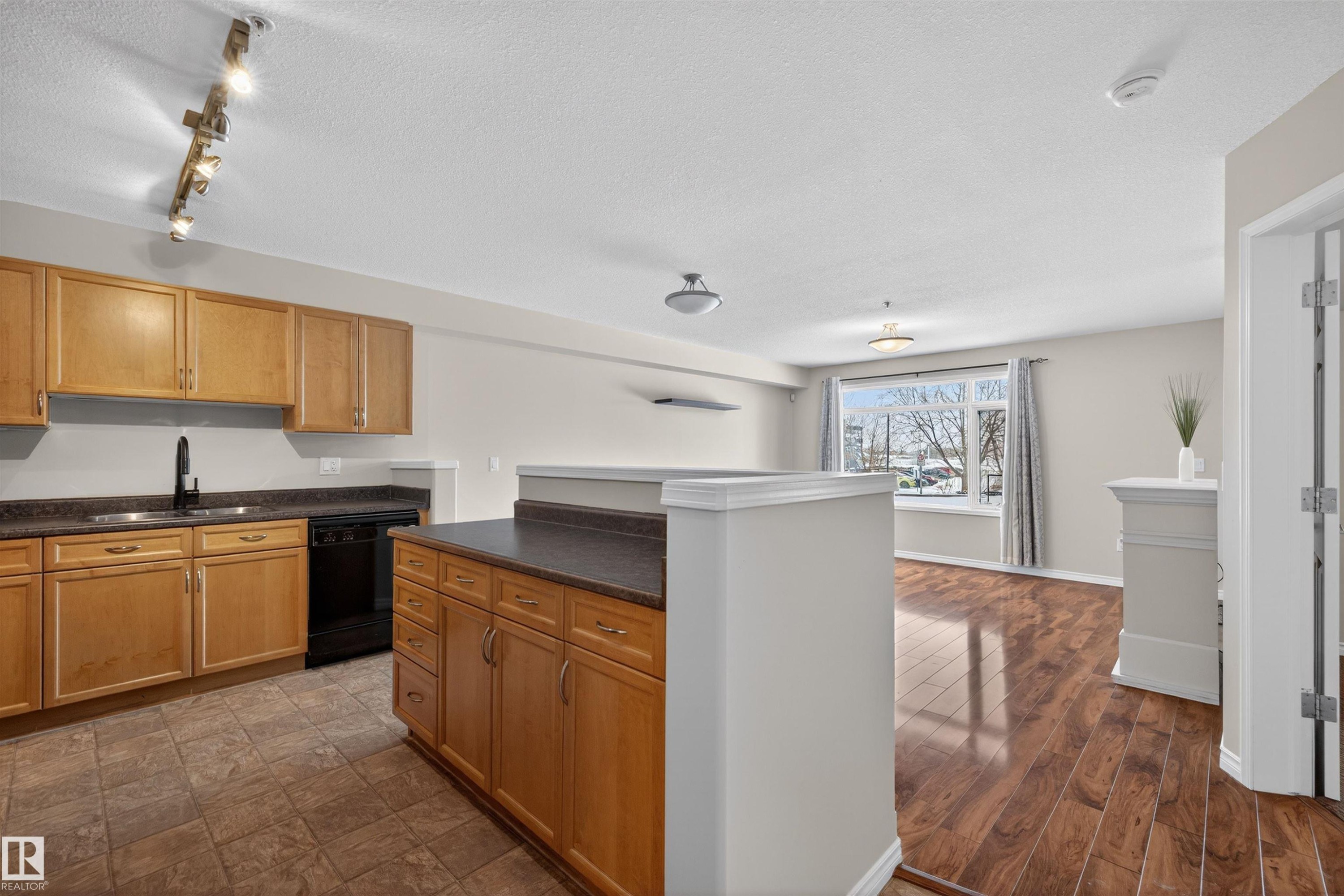102 1589 Glastonbury Boulevard, Edmonton, AB - Indoor Photo Showing Kitchen