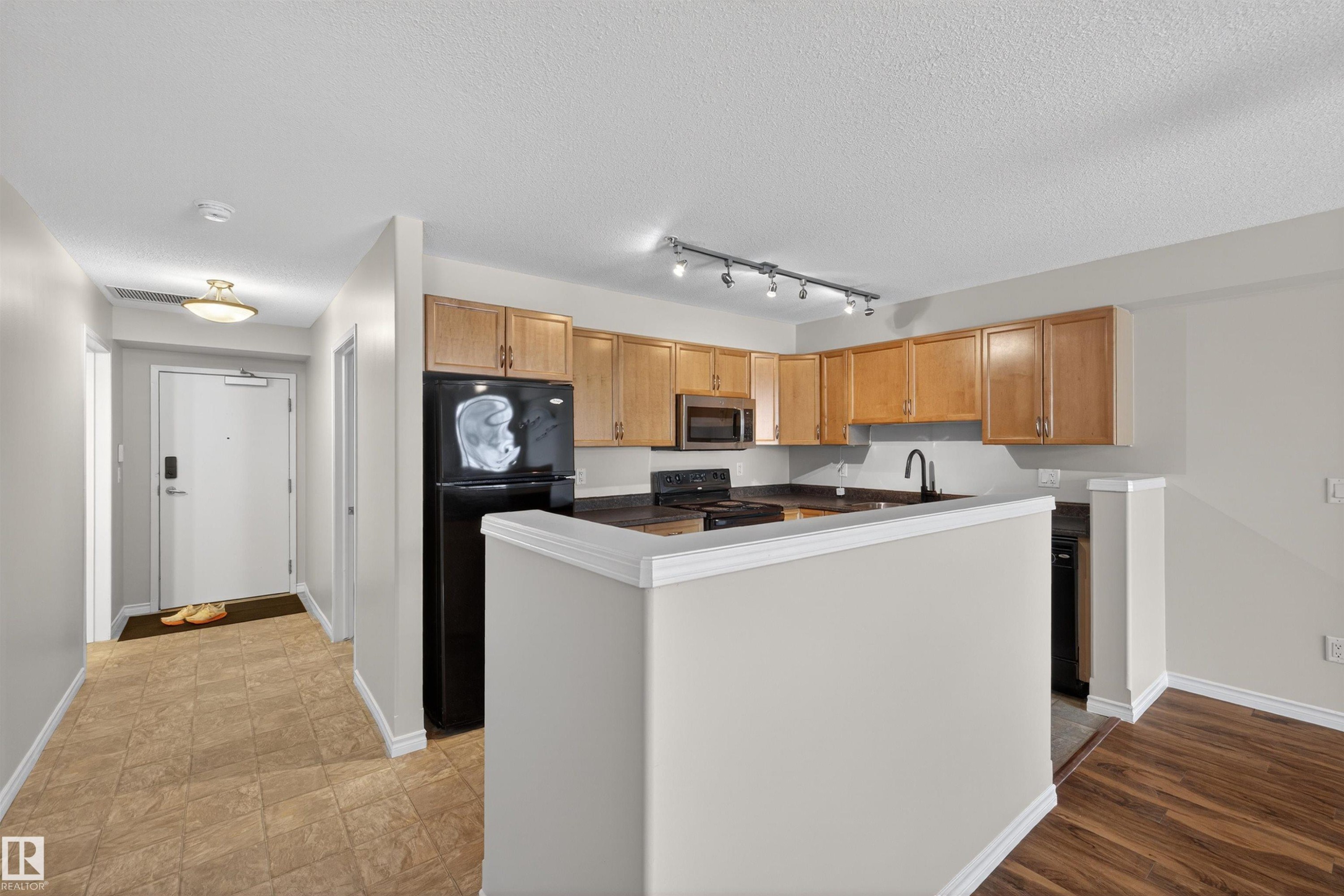 102 1589 Glastonbury Boulevard, Edmonton, AB - Indoor Photo Showing Kitchen