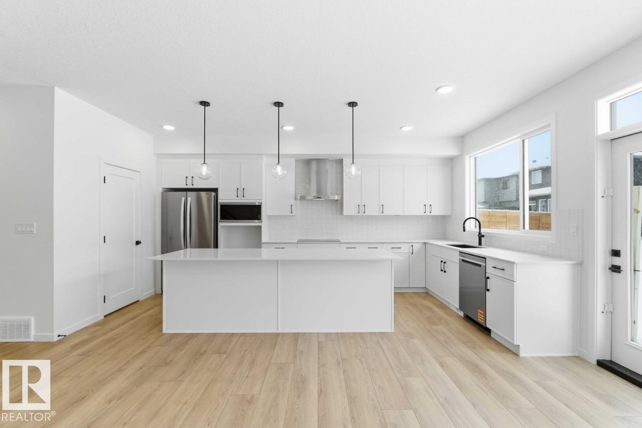 52 Rhea Crescent, St. Albert, AB - Indoor Photo Showing Kitchen With Upgraded Kitchen