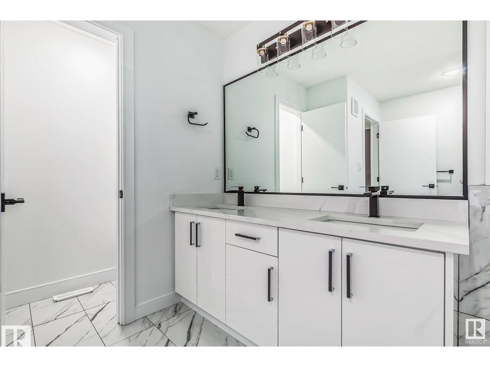 1703 152 Avenue, Edmonton, AB - Indoor Photo Showing Bathroom