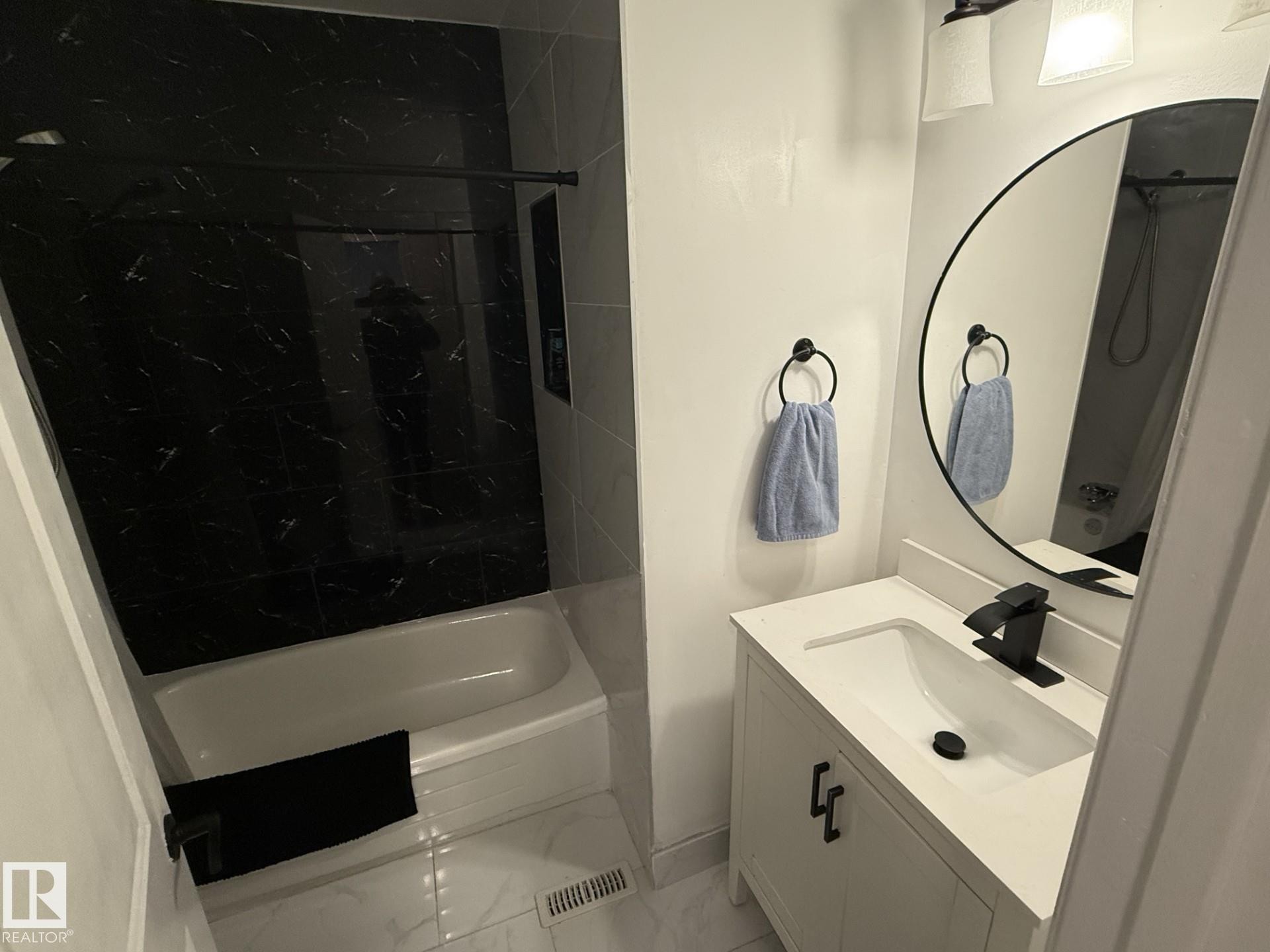 5344 38A Avenue, Edmonton, AB - Indoor Photo Showing Bathroom