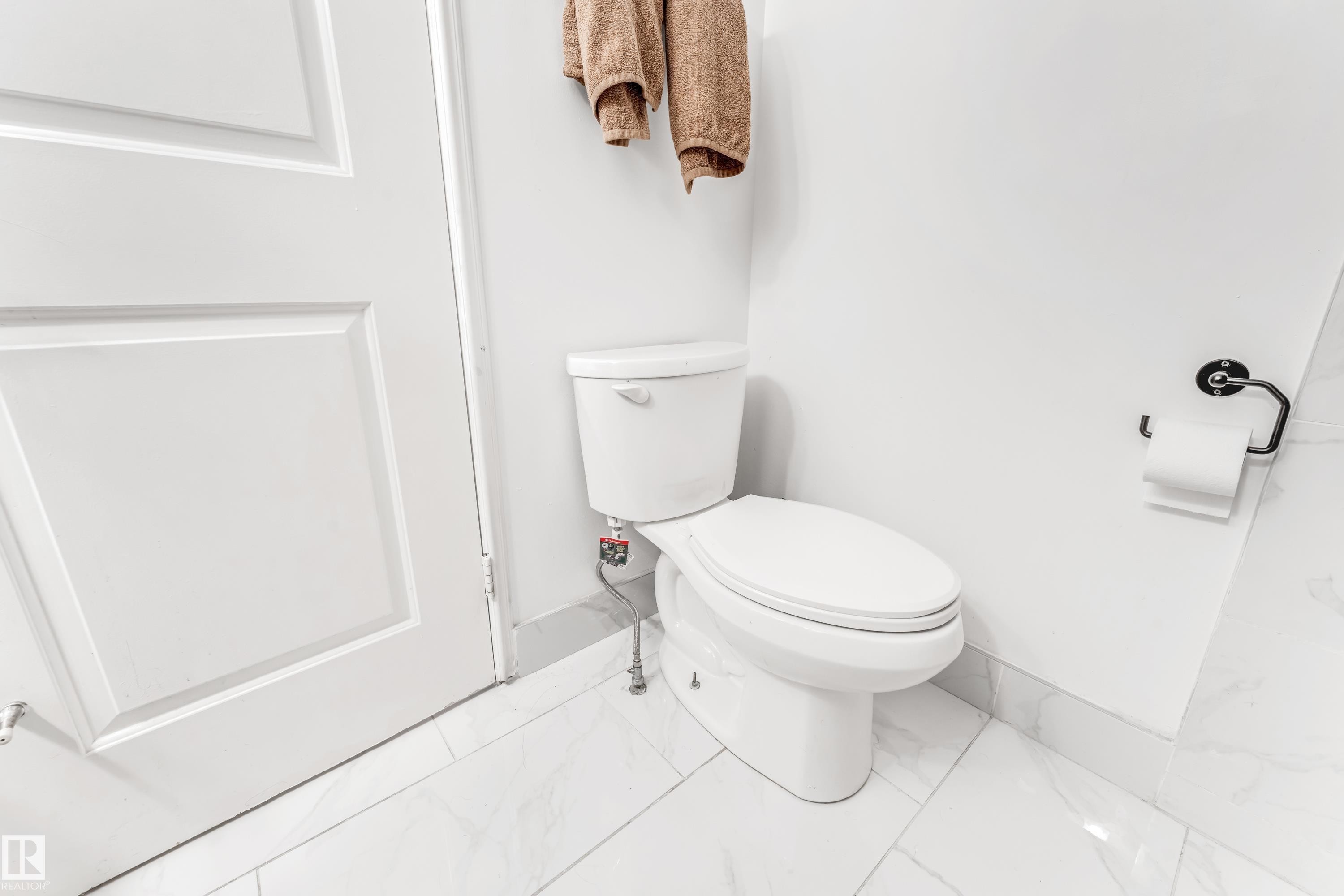 5344 38A Avenue, Edmonton, AB - Indoor Photo Showing Bathroom