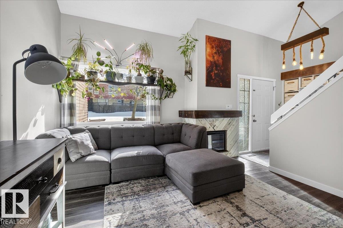 635 Millbourne Road E, Edmonton, AB - Indoor Photo Showing Living Room