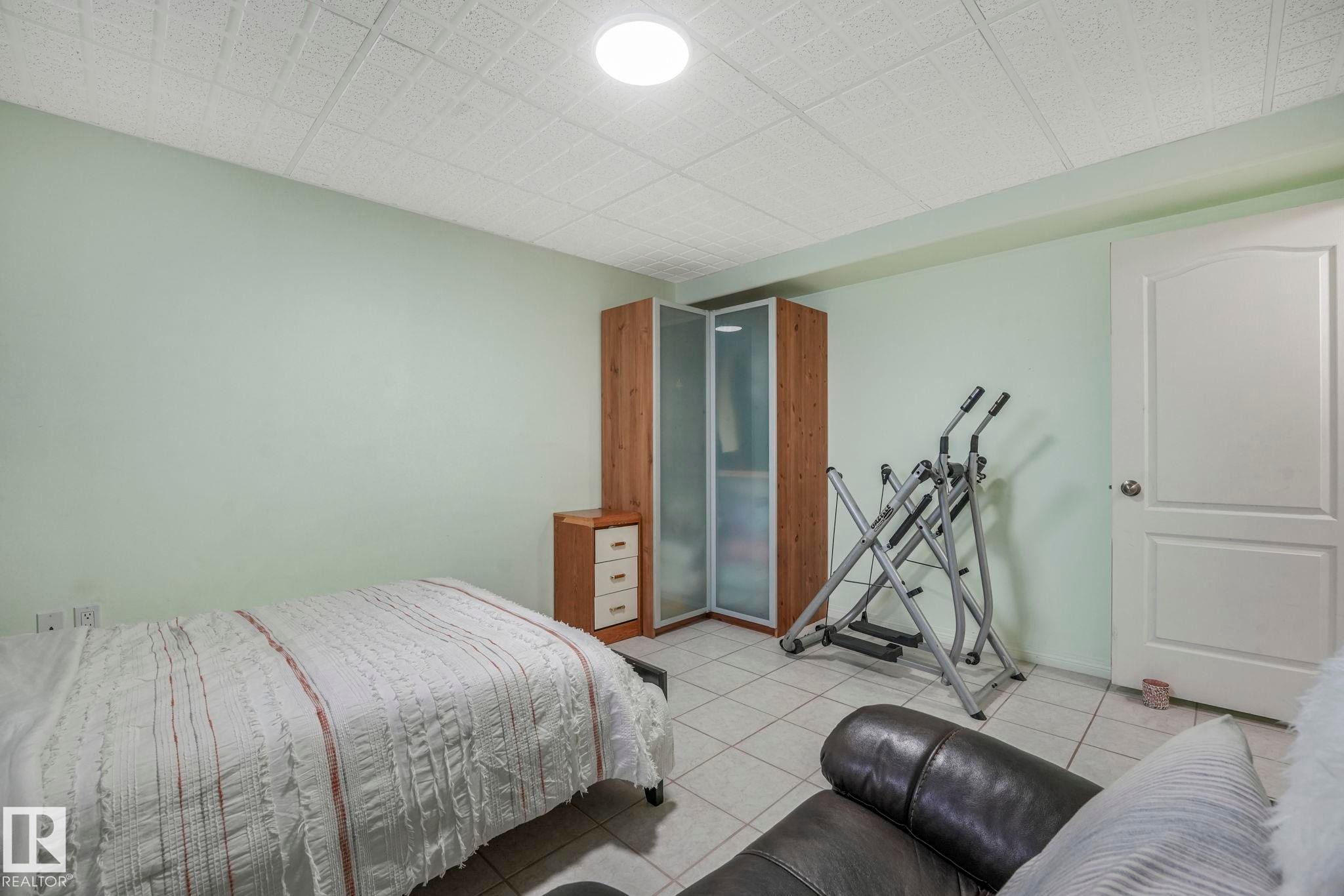 4720 150 Avenue, Edmonton, AB - Indoor Photo Showing Bedroom