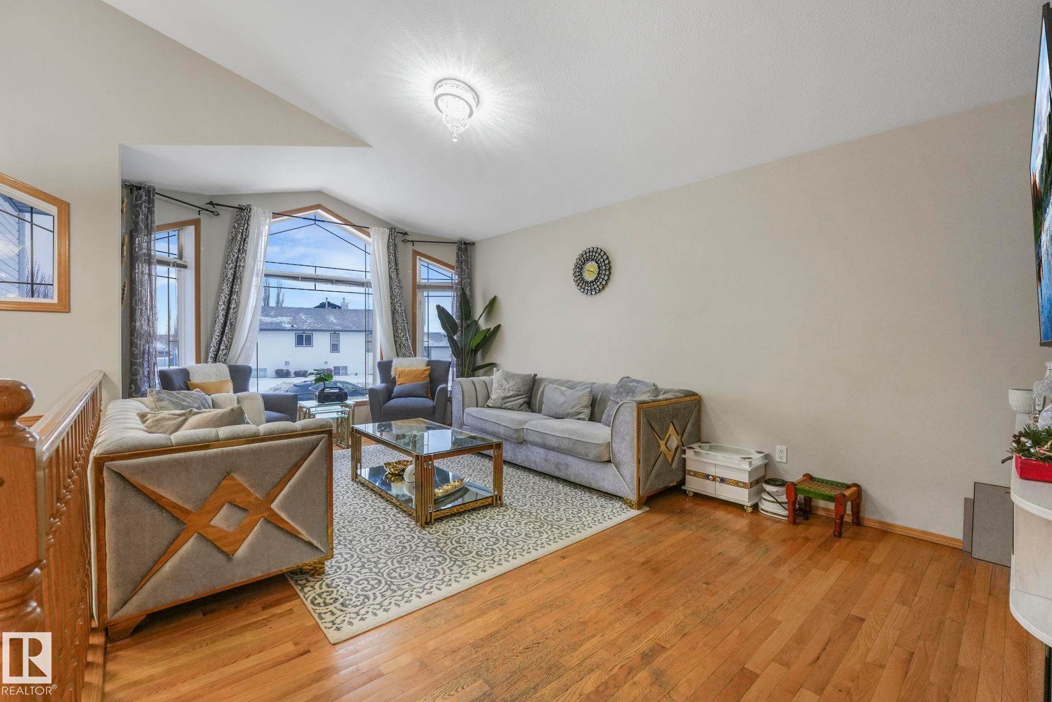 4720 150 Avenue, Edmonton, AB - Indoor Photo Showing Living Room