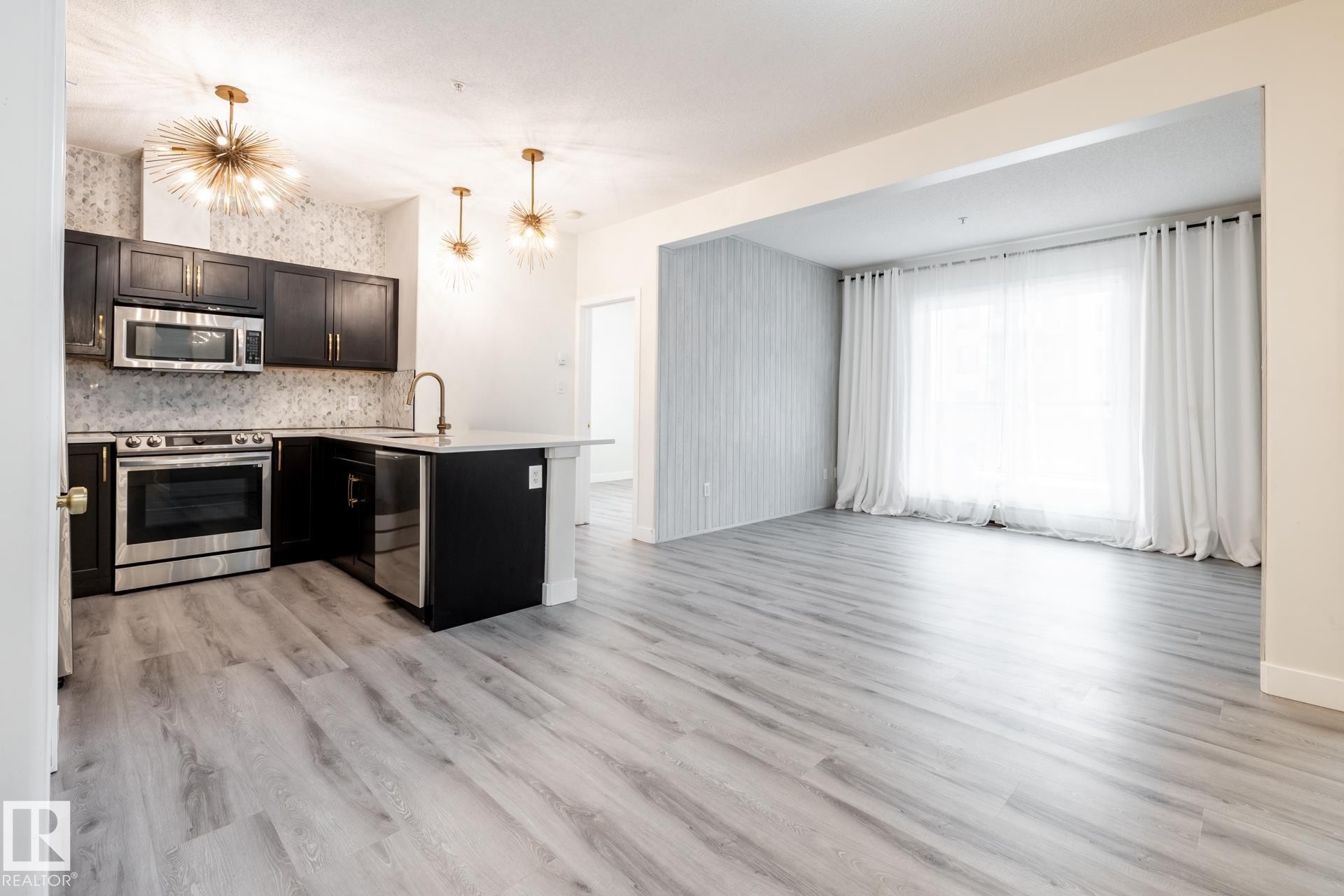 105 304 Ambleside Link Link, Edmonton, AB - Indoor Photo Showing Kitchen With Upgraded Kitchen