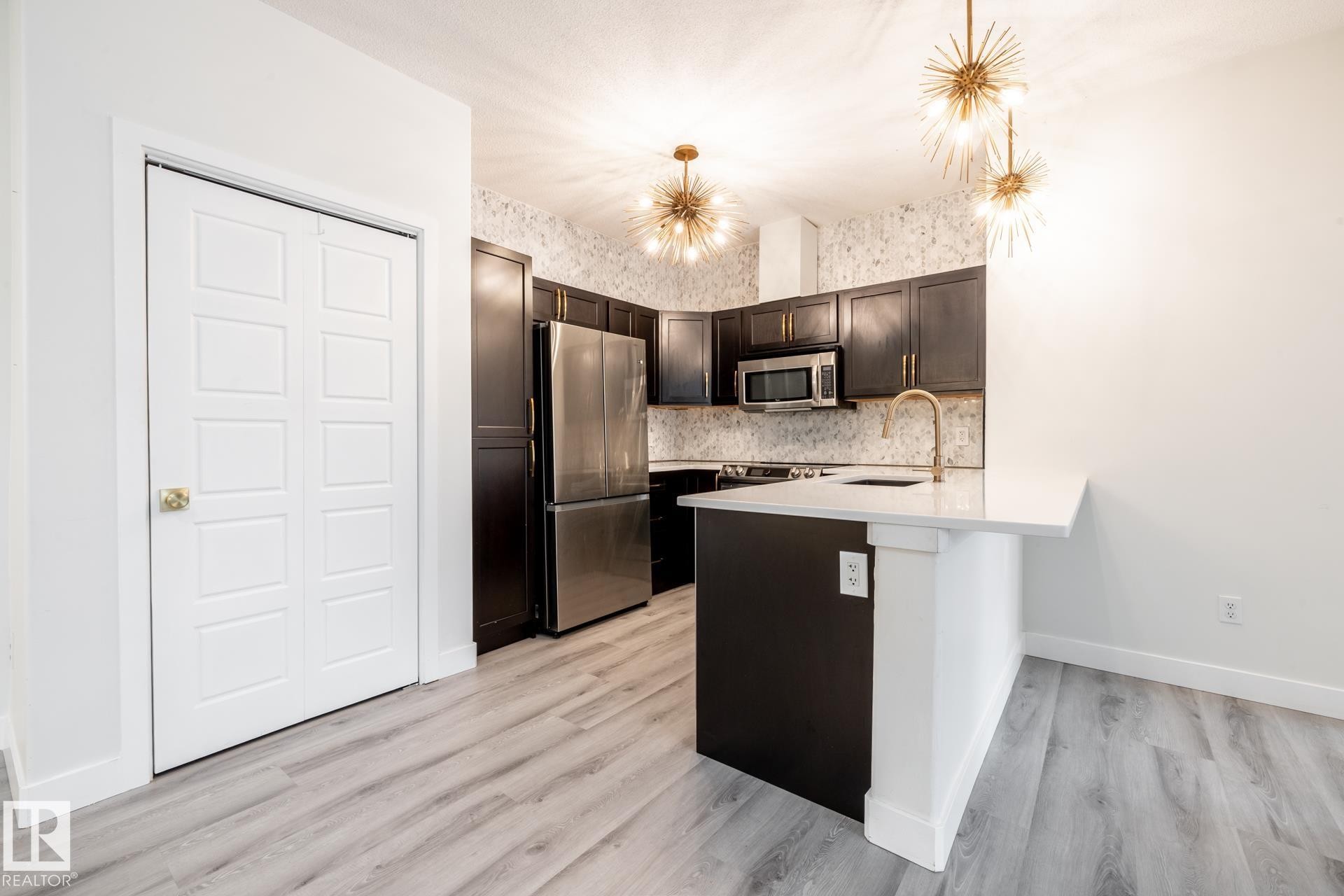 105 304 Ambleside Link Link, Edmonton, AB - Indoor Photo Showing Kitchen With Upgraded Kitchen