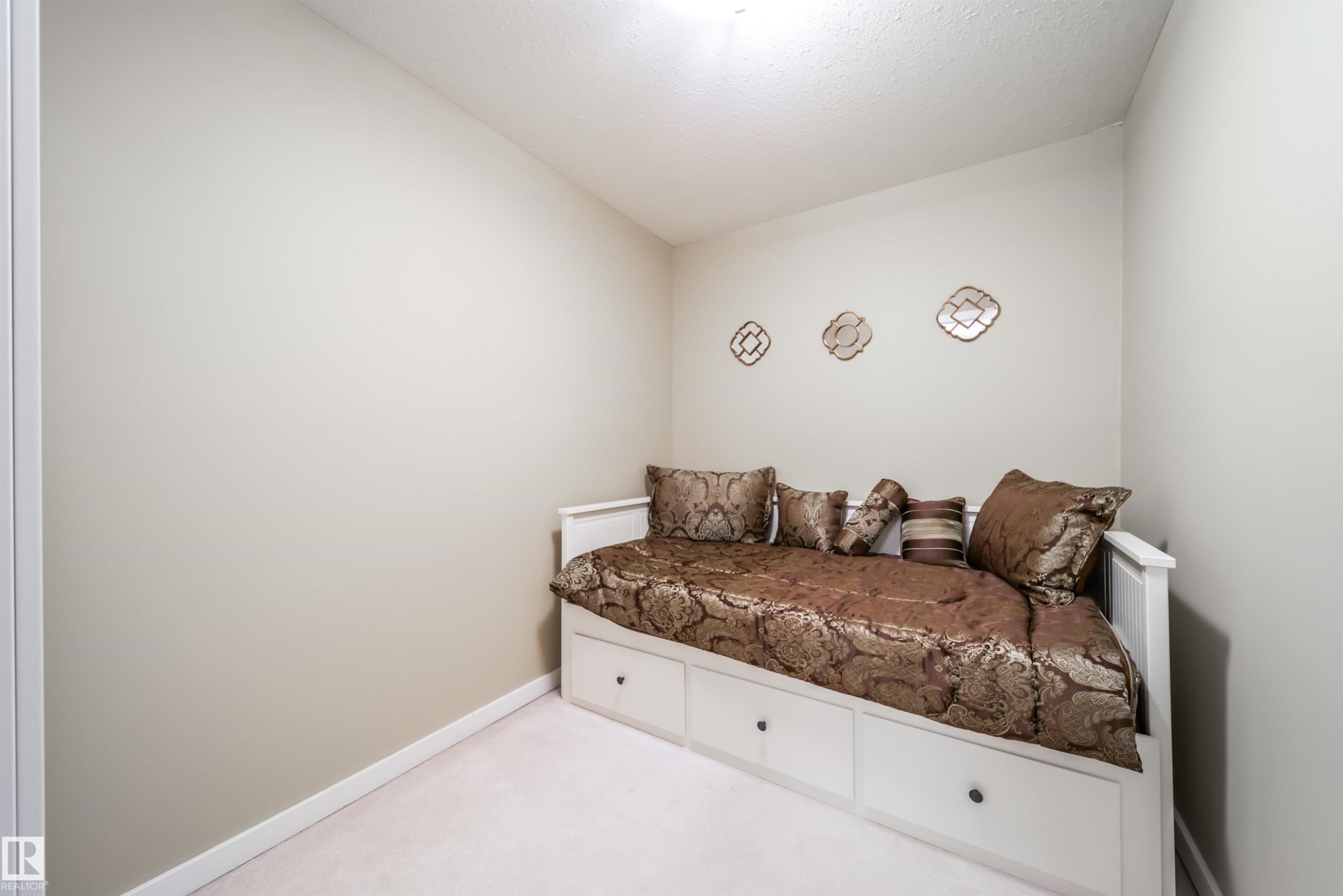 Bedroom featuring light colored carpet and baseboards - 237 278 Suder Greens Drive, Edmonton, AB - Indoor Photo Showing Bathroom