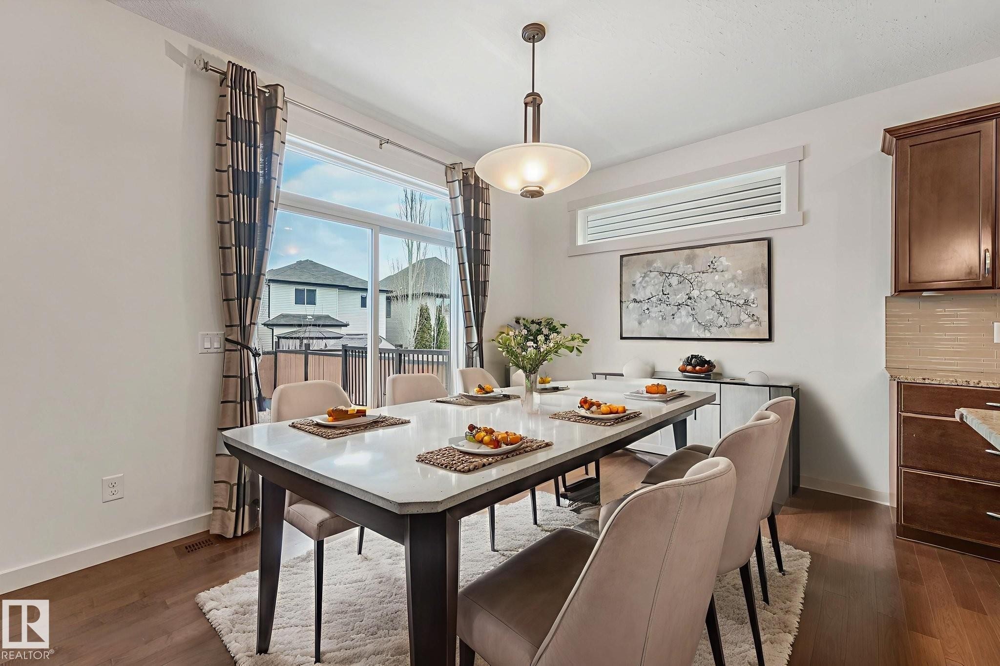 Dining space featuring dark wood-style flooring and baseboards - 1548 36 Avenue, Edmonton, AB - Indoor Photo Showing Dining Room