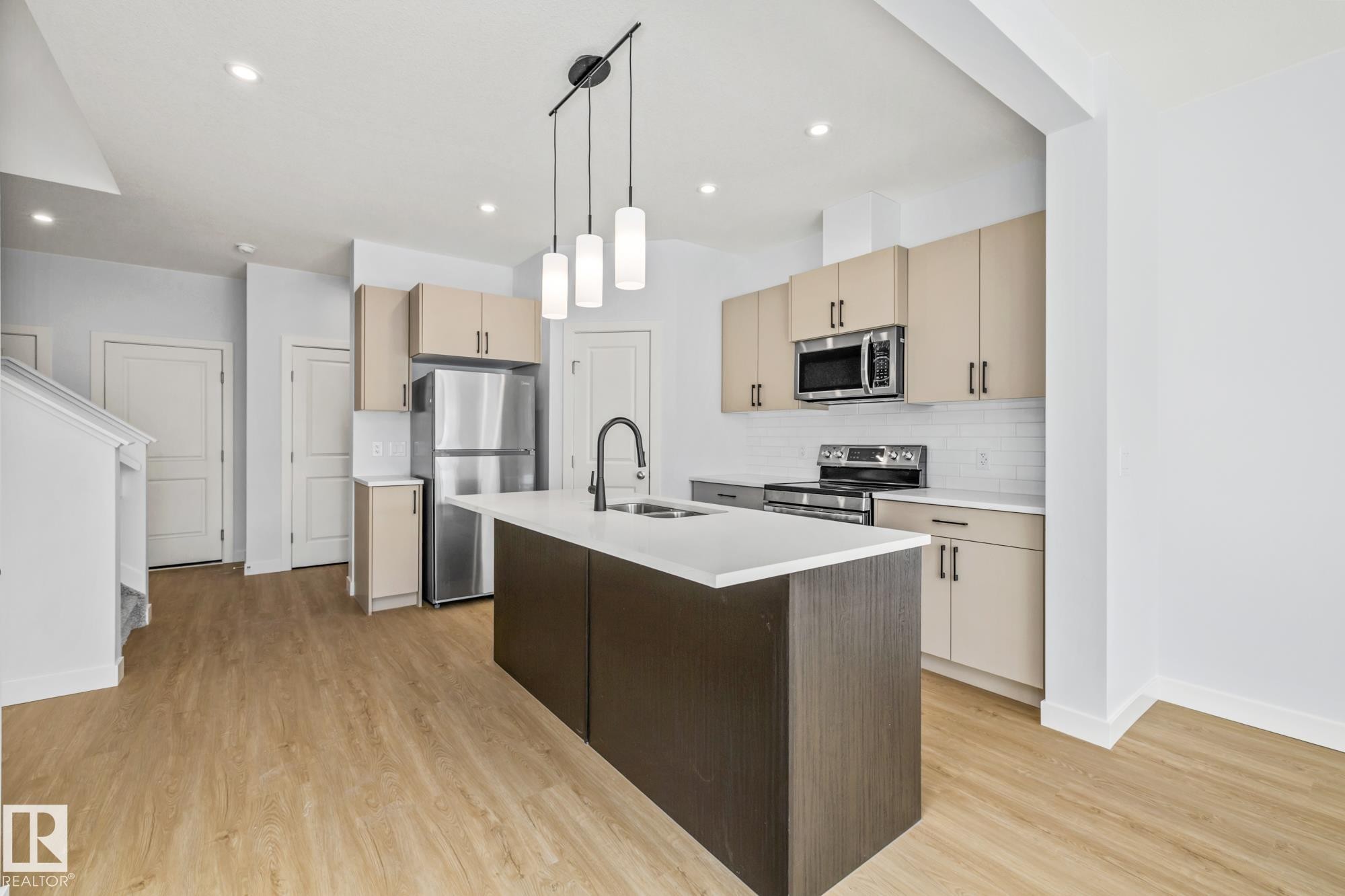 110 Honeysuckle Green, Leduc, AB - Indoor Photo Showing Kitchen With Upgraded Kitchen