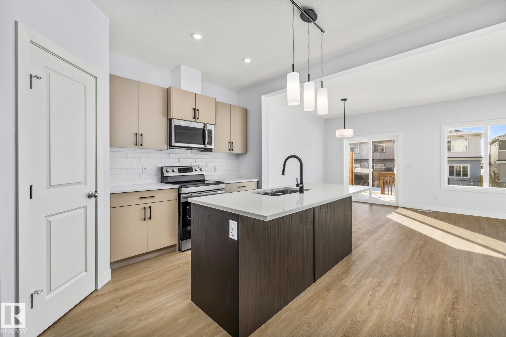 110 Honeysuckle Green, Leduc, AB - Indoor Photo Showing Kitchen With Upgraded Kitchen