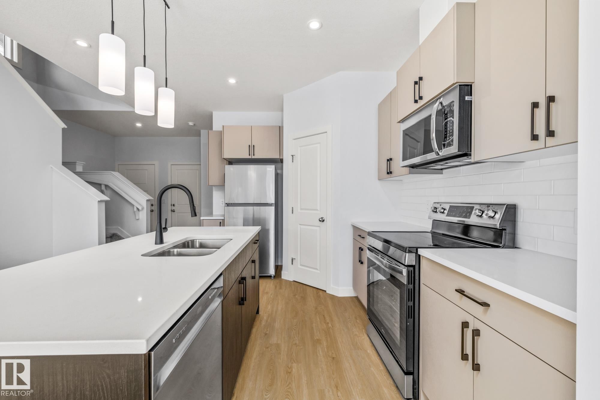 110 Honeysuckle Green, Leduc, AB - Indoor Photo Showing Kitchen With Double Sink With Upgraded Kitchen