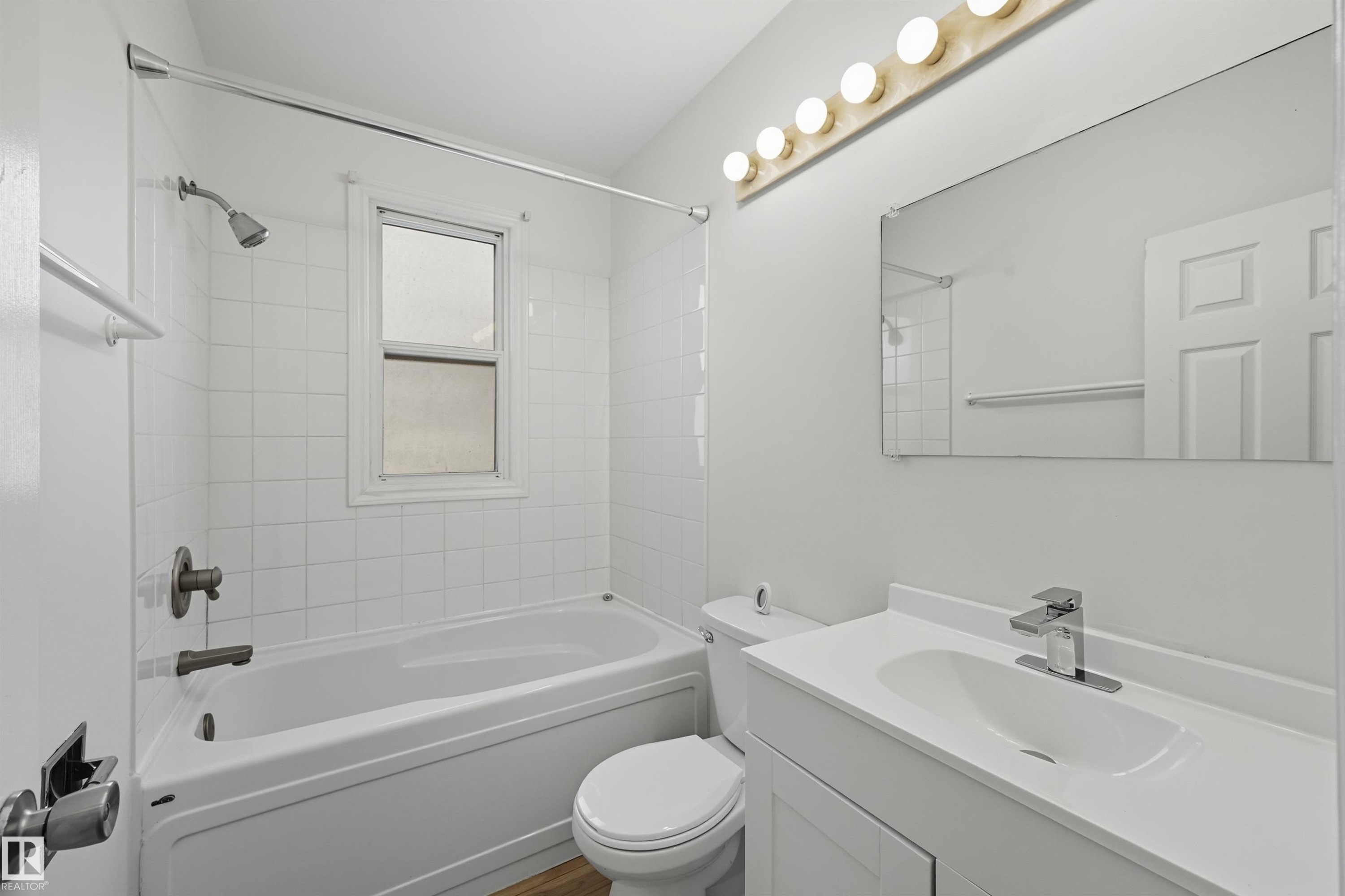 9848 87 Avenue, Edmonton, AB - Indoor Photo Showing Bathroom