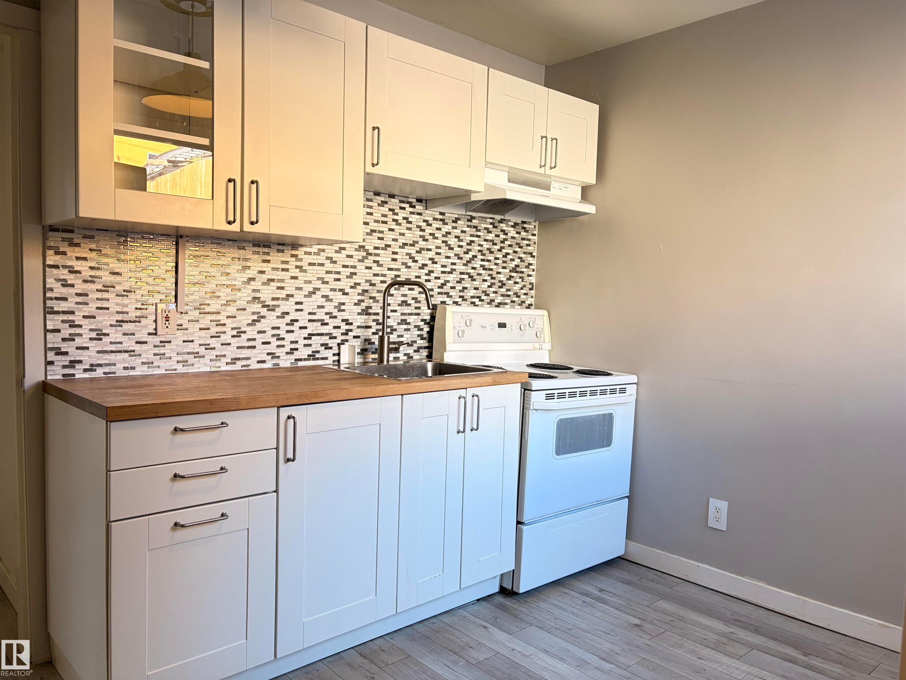 9848 87 Avenue, Edmonton, AB - Indoor Photo Showing Kitchen