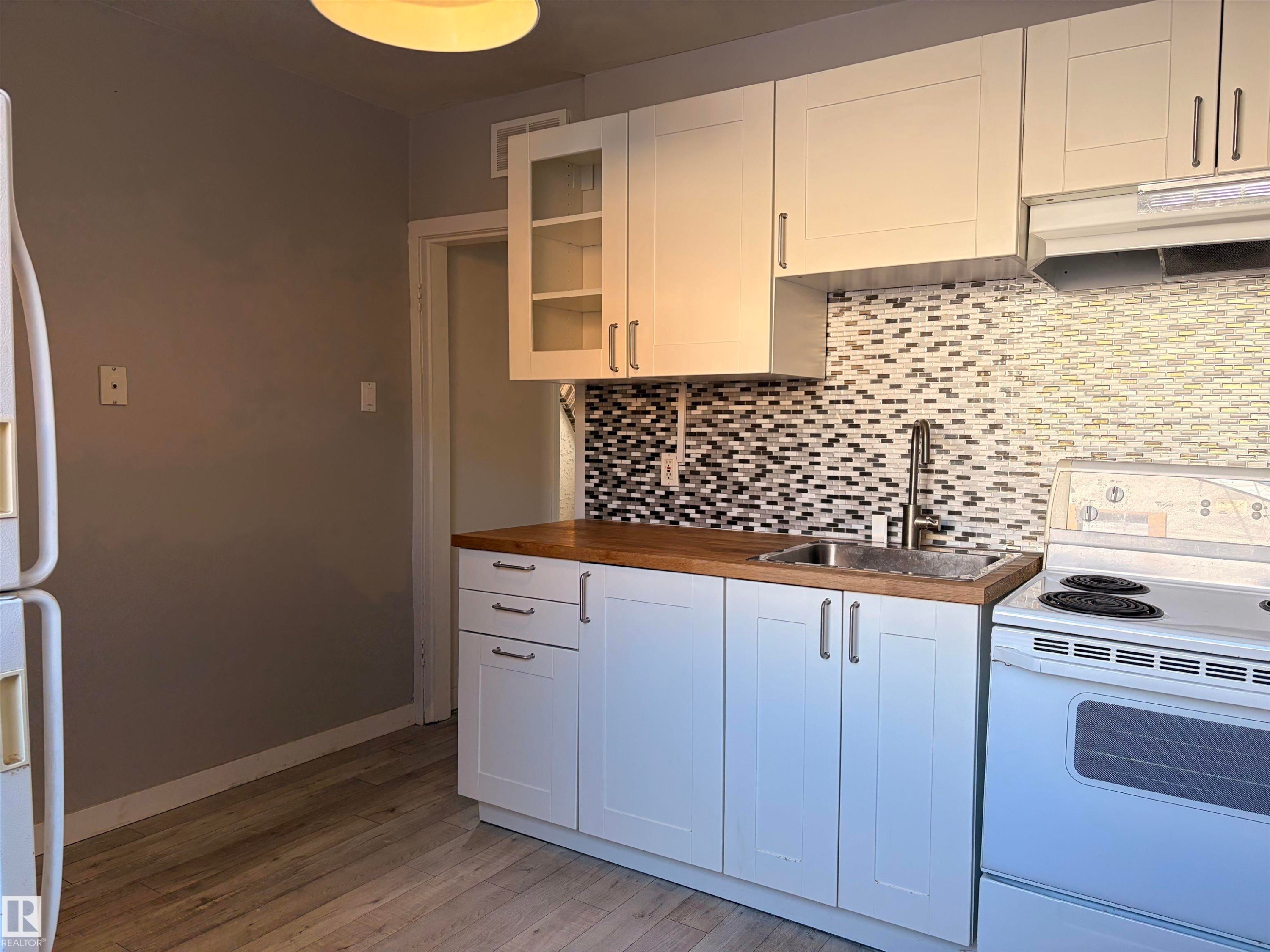 9848 87 Avenue, Edmonton, AB - Indoor Photo Showing Kitchen