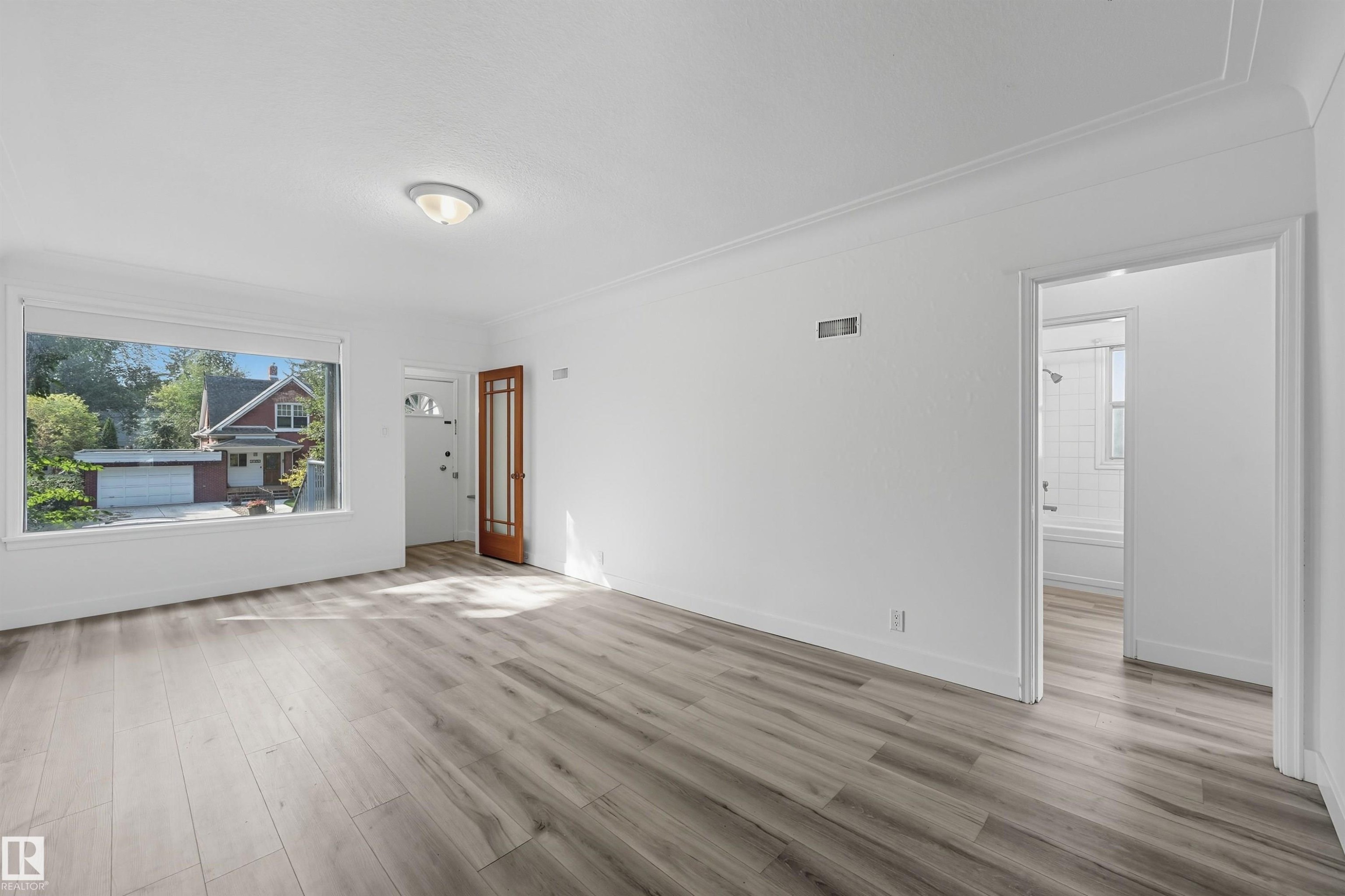 9848 87 Avenue, Edmonton, AB - Indoor Photo Showing Living Room