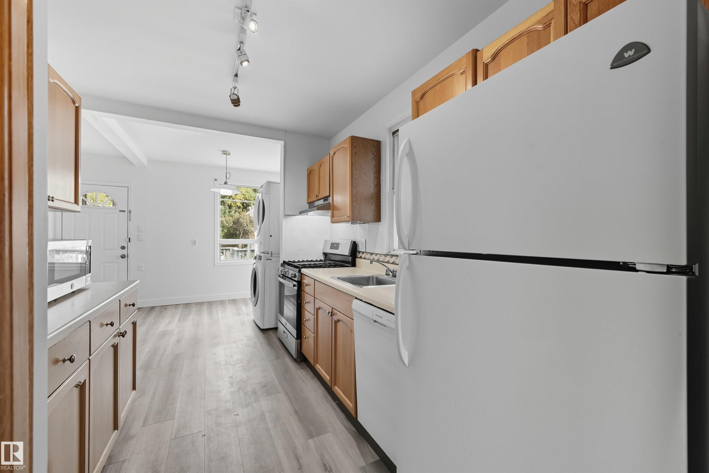 9848 87 Avenue, Edmonton, AB - Indoor Photo Showing Kitchen