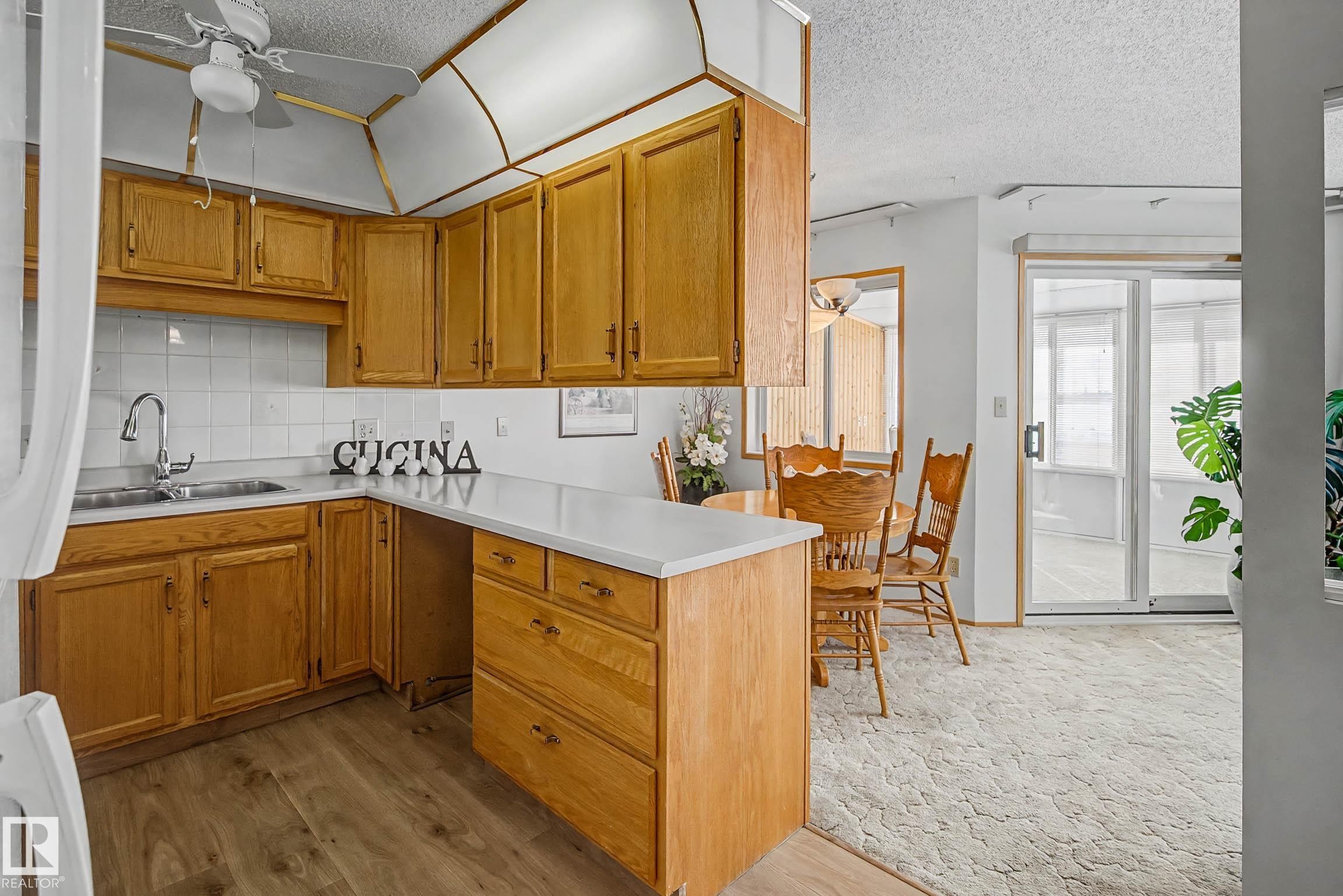 41 903 109 Street Nw, Edmonton, AB - Indoor Photo Showing Kitchen