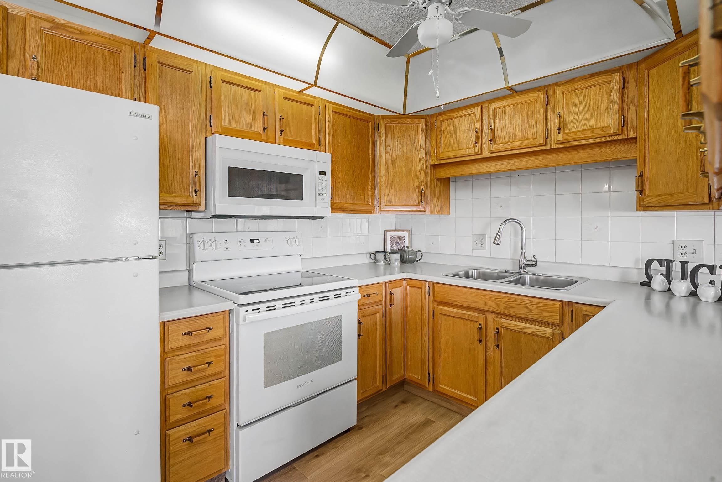 41 903 109 Street Nw, Edmonton, AB - Indoor Photo Showing Kitchen With Double Sink