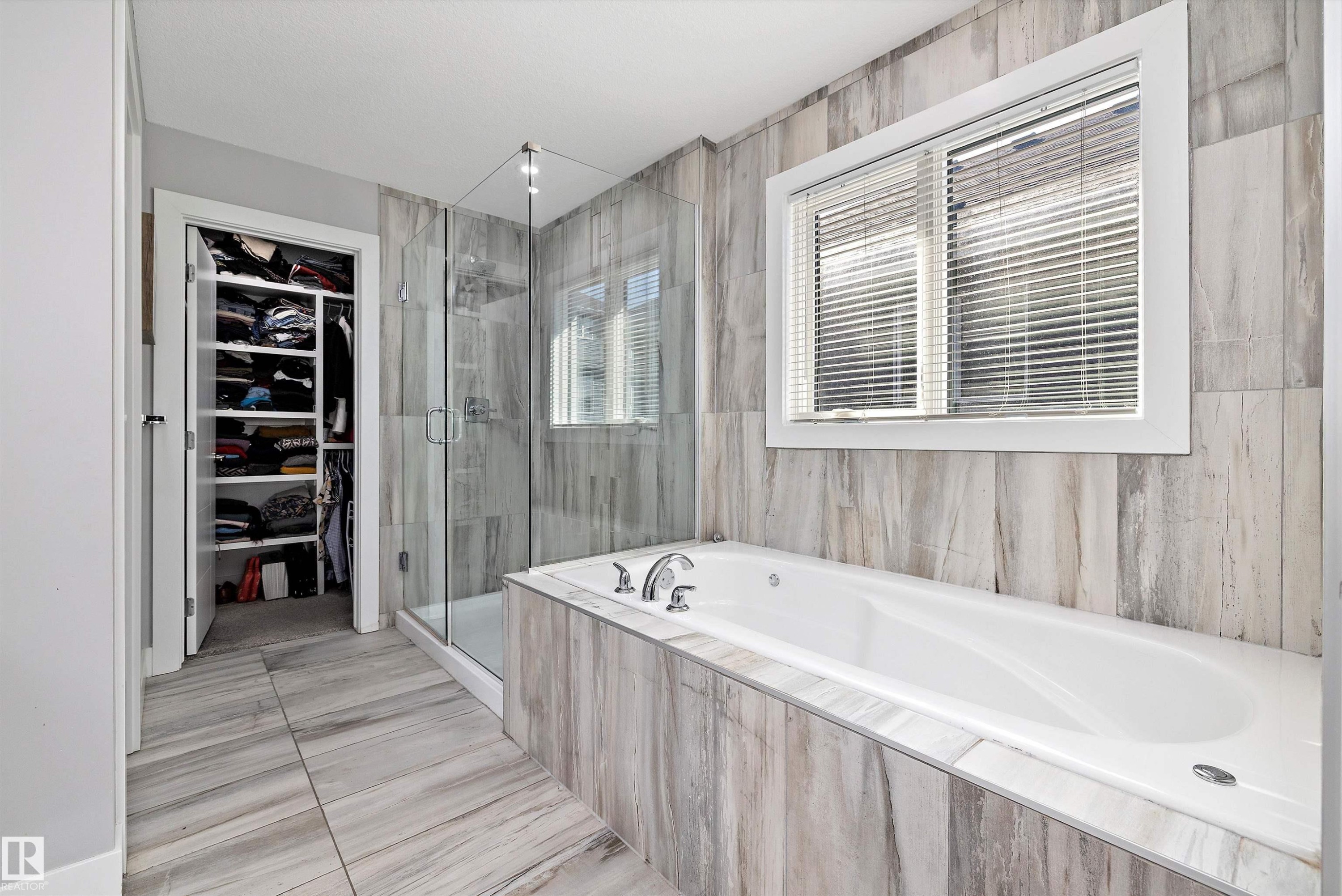 3380 Chickadee Drive, Edmonton, AB - Indoor Photo Showing Bathroom