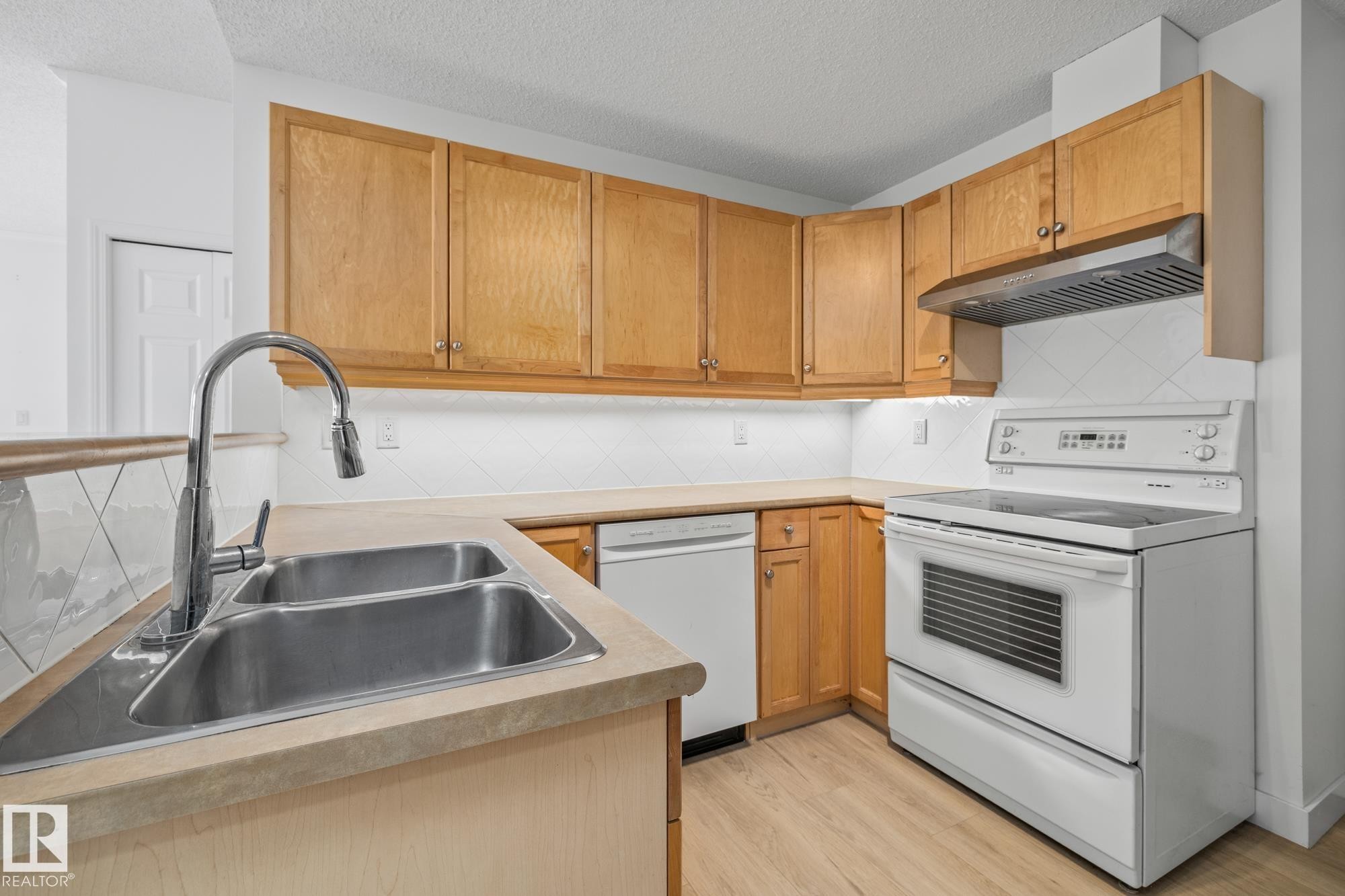 2 1179 Summerside Drive, Edmonton, AB - Indoor Photo Showing Kitchen With Double Sink