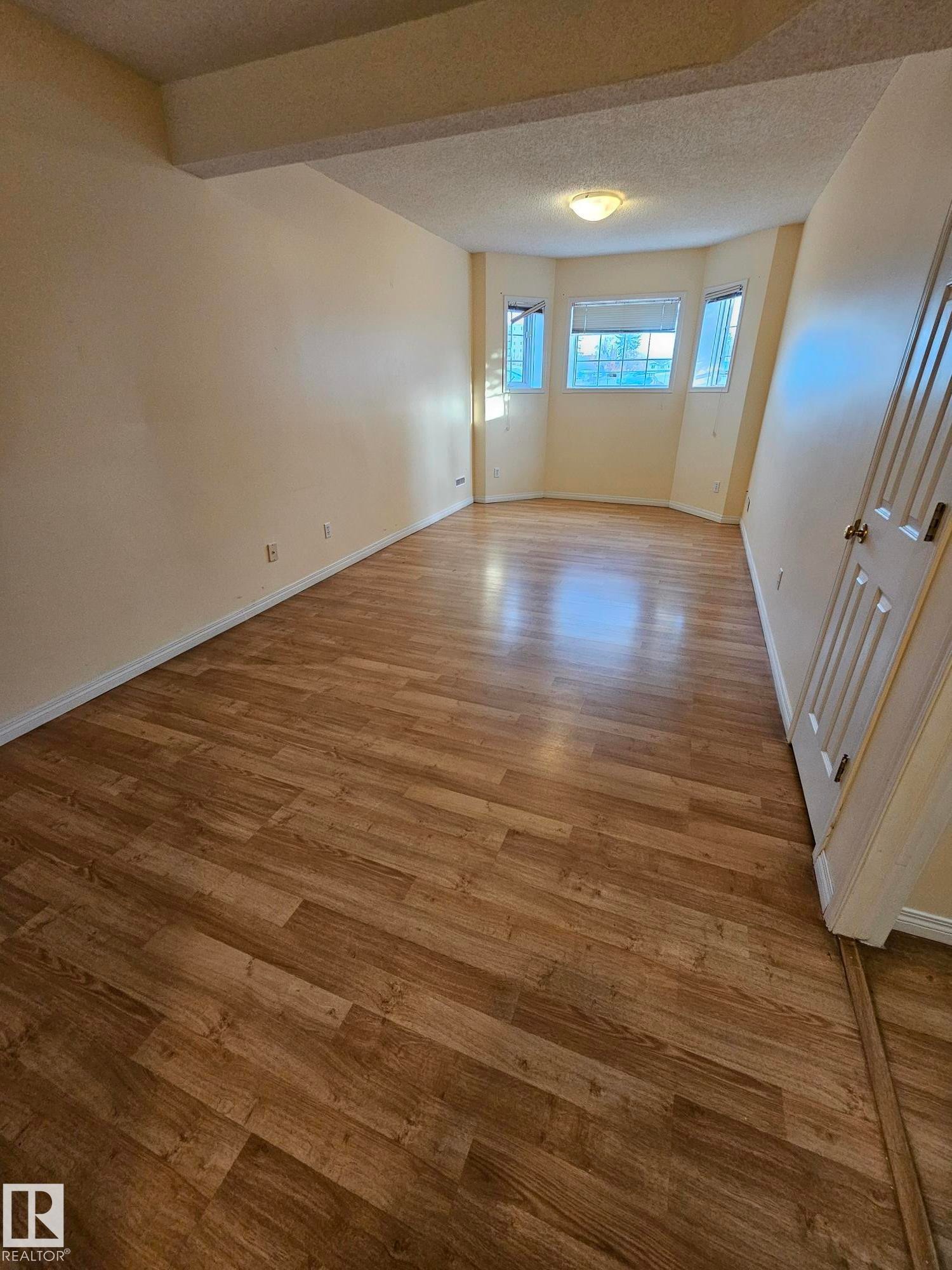 Edmonton, AB - Indoor Photo Showing Other Room