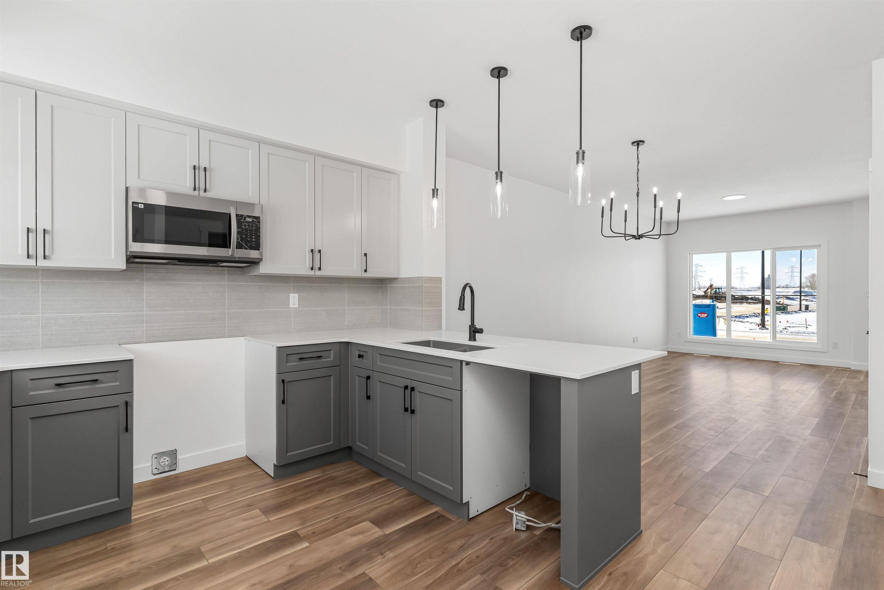 1008 14 Avenue, Edmonton, AB - Indoor Photo Showing Kitchen With Upgraded Kitchen