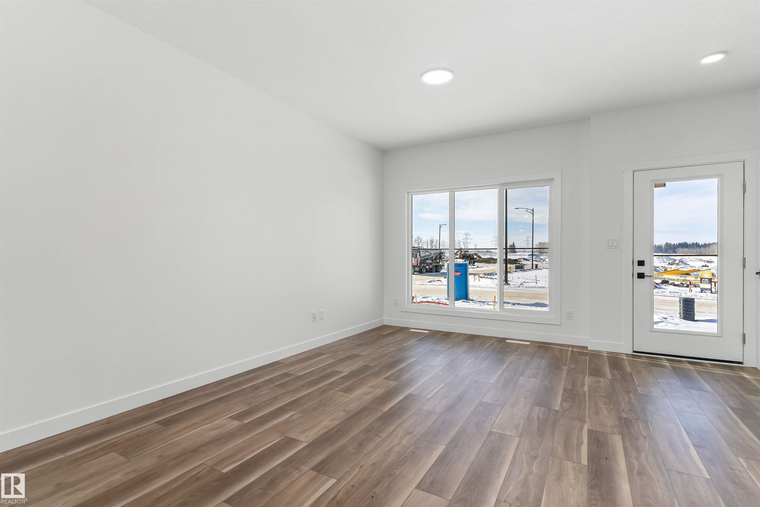 1008 14 Avenue, Edmonton, AB - Indoor Photo Showing Other Room