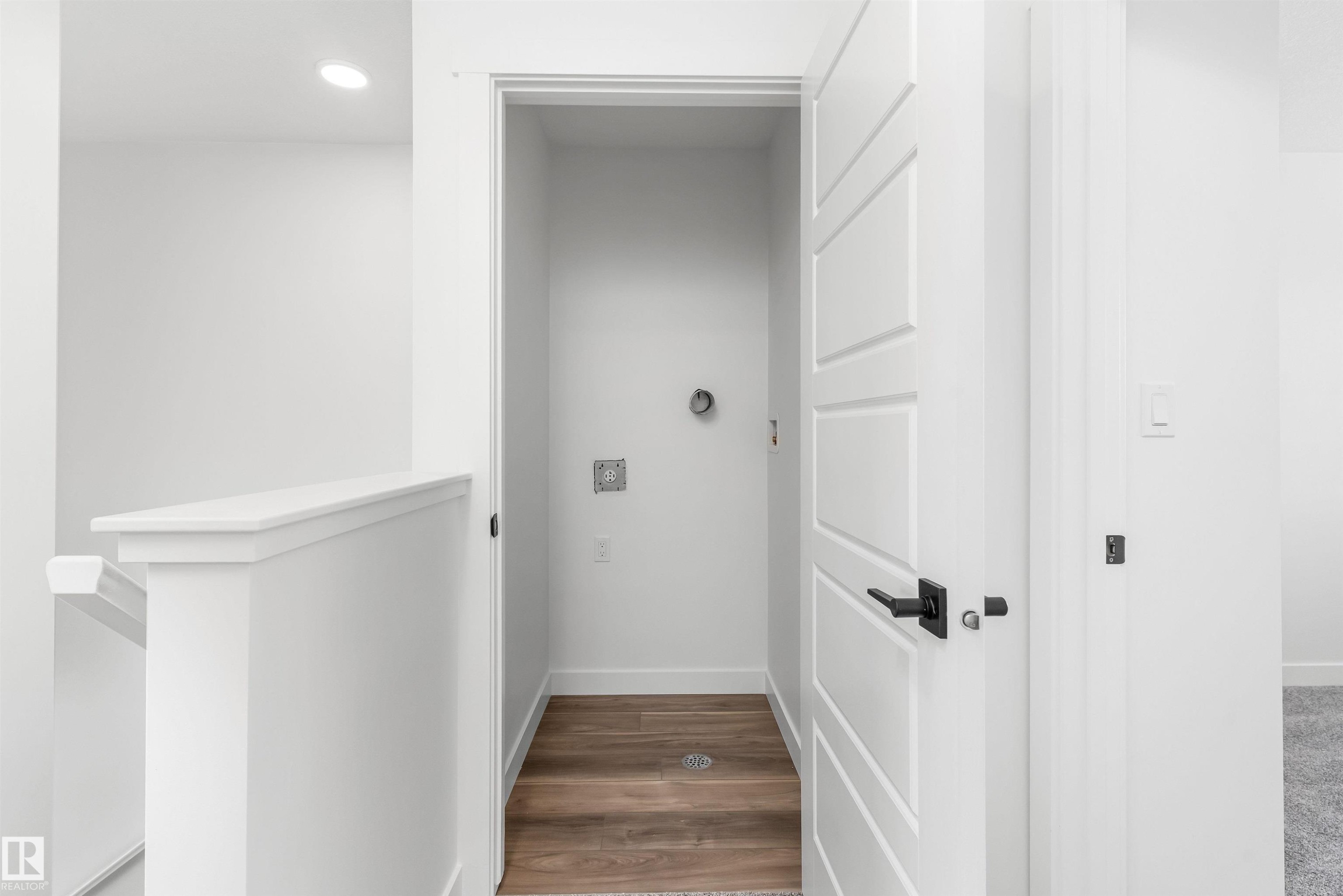 1008 14 Avenue, Edmonton, AB - Indoor Photo Showing Other Room