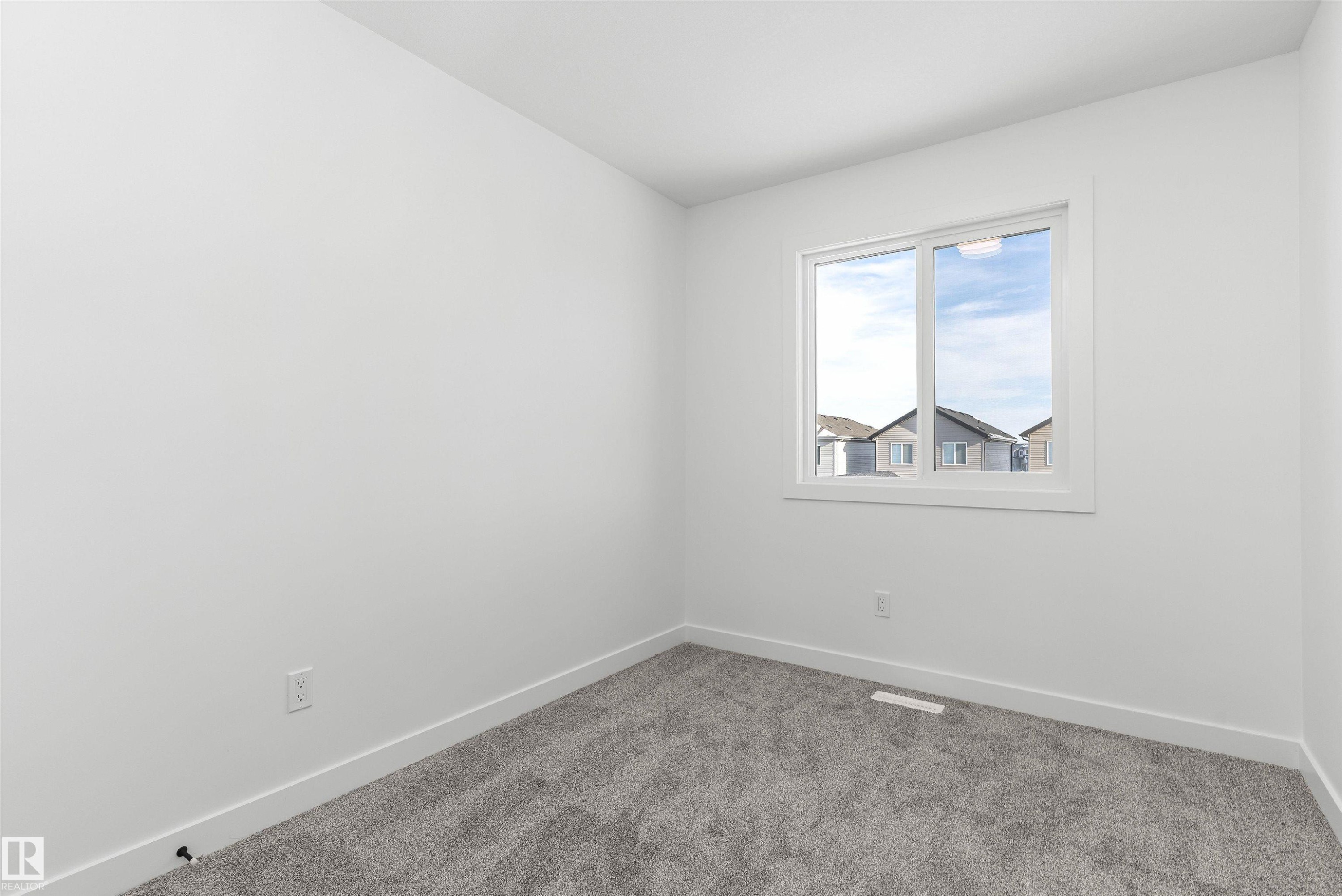 1008 14 Avenue, Edmonton, AB - Indoor Photo Showing Other Room