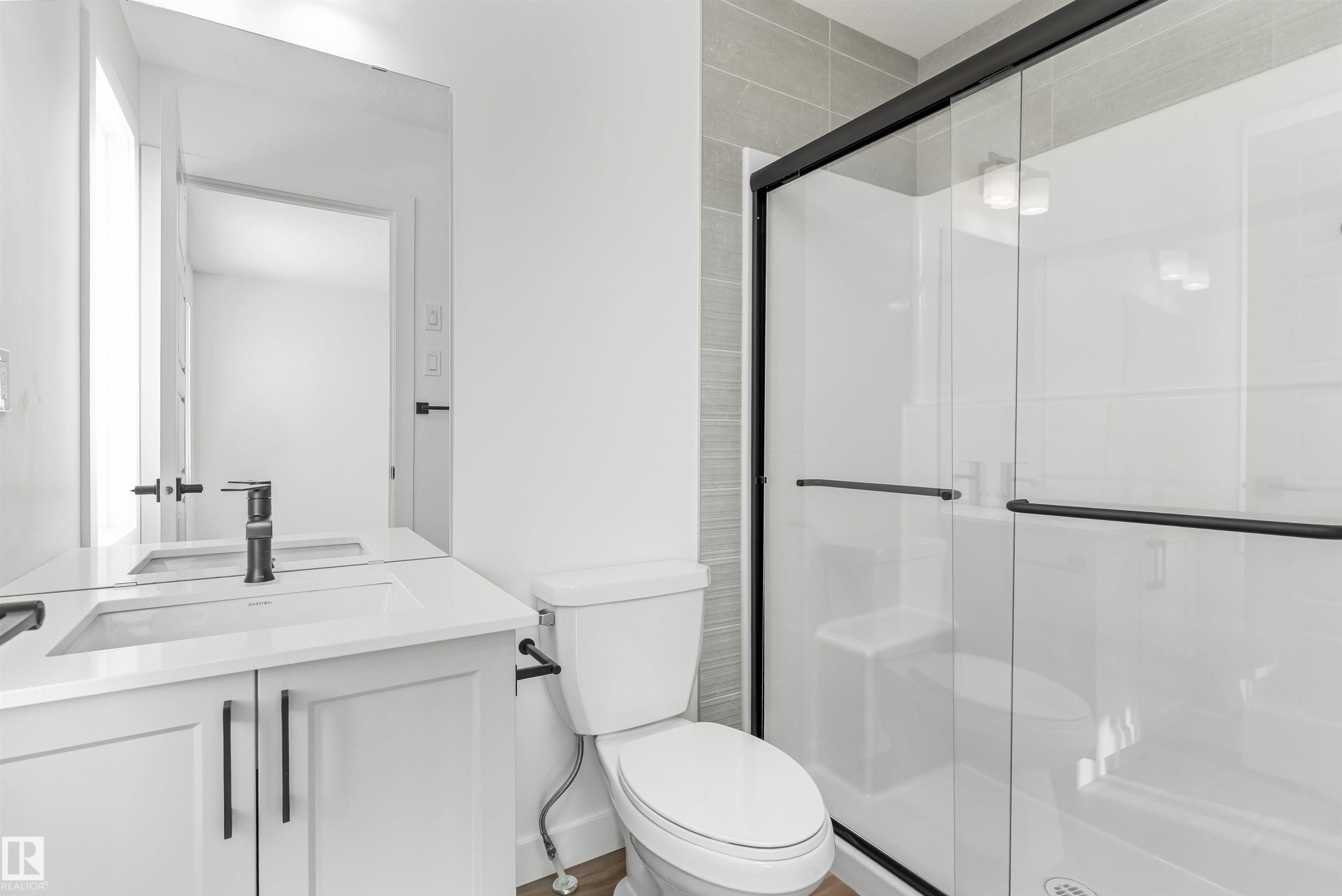 1008 14 Avenue, Edmonton, AB - Indoor Photo Showing Bathroom