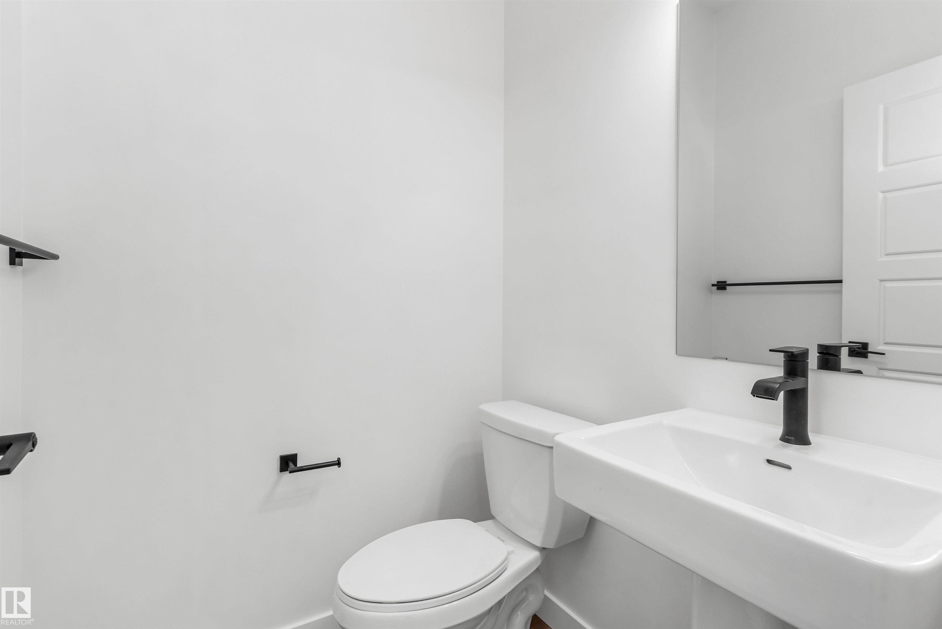 1008 14 Avenue, Edmonton, AB - Indoor Photo Showing Bathroom