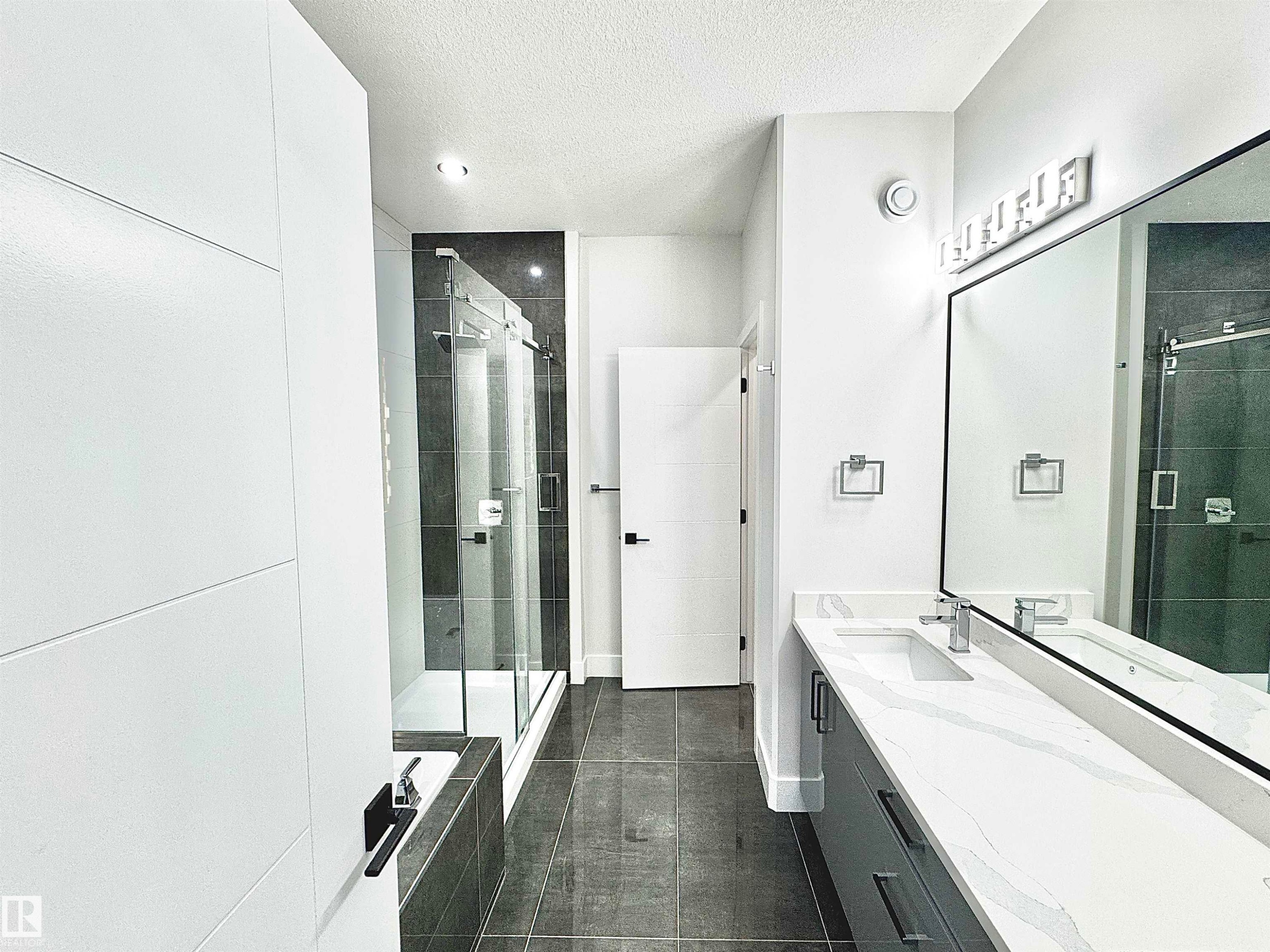 1836 22 Street, Edmonton, AB - Indoor Photo Showing Bathroom