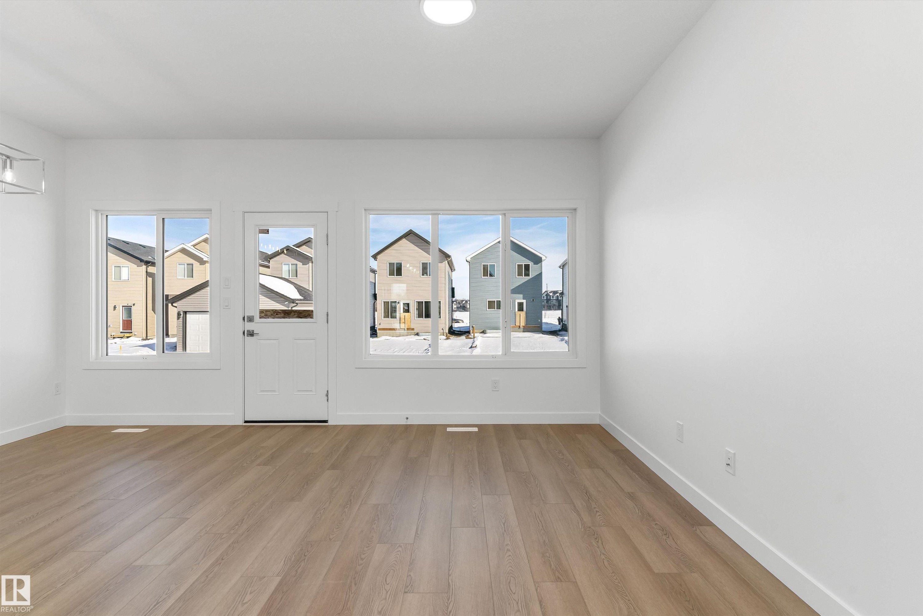 1020 14 Avenue Nw, Edmonton, AB - Indoor Photo Showing Other Room