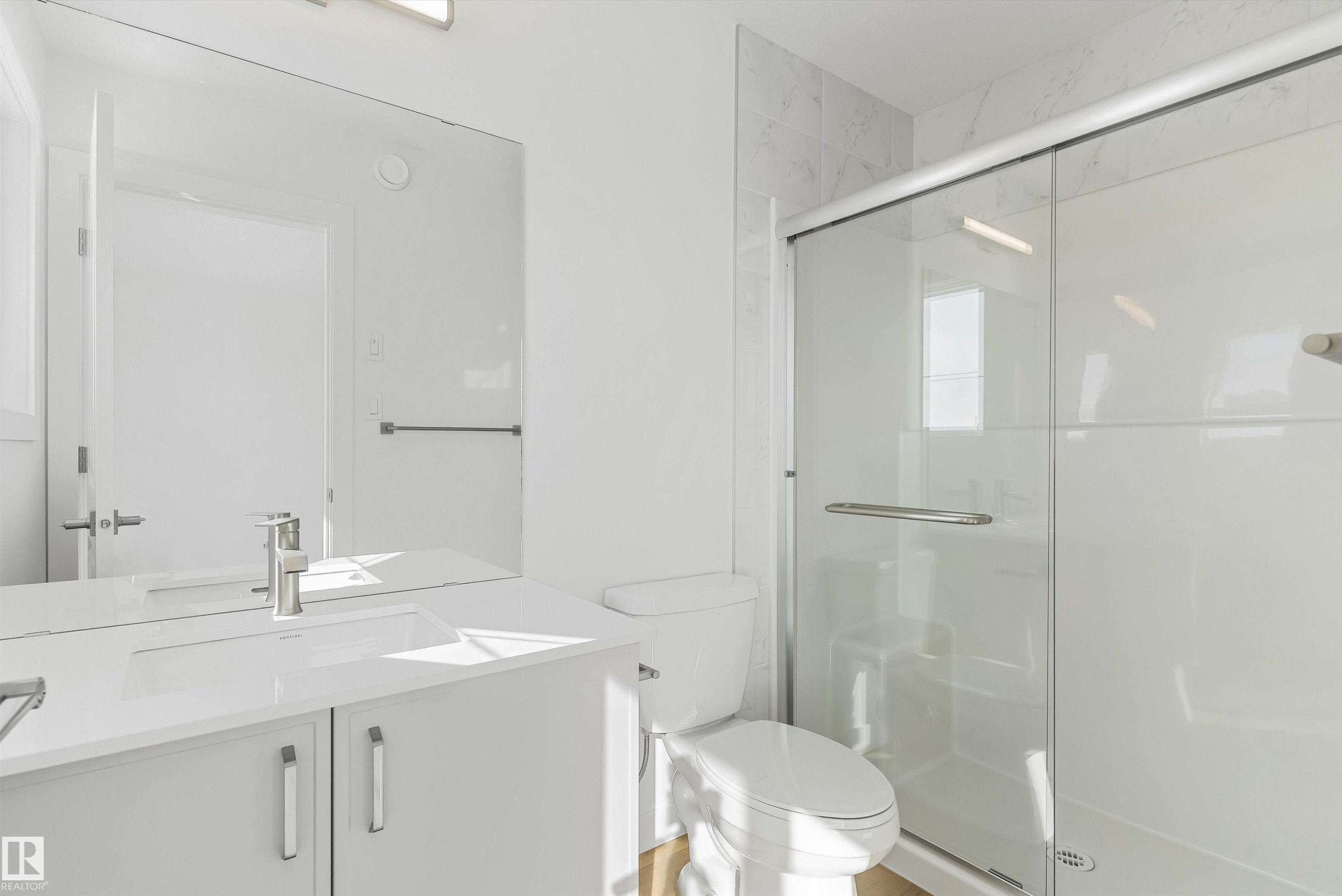 1020 14 Avenue Nw, Edmonton, AB - Indoor Photo Showing Bathroom