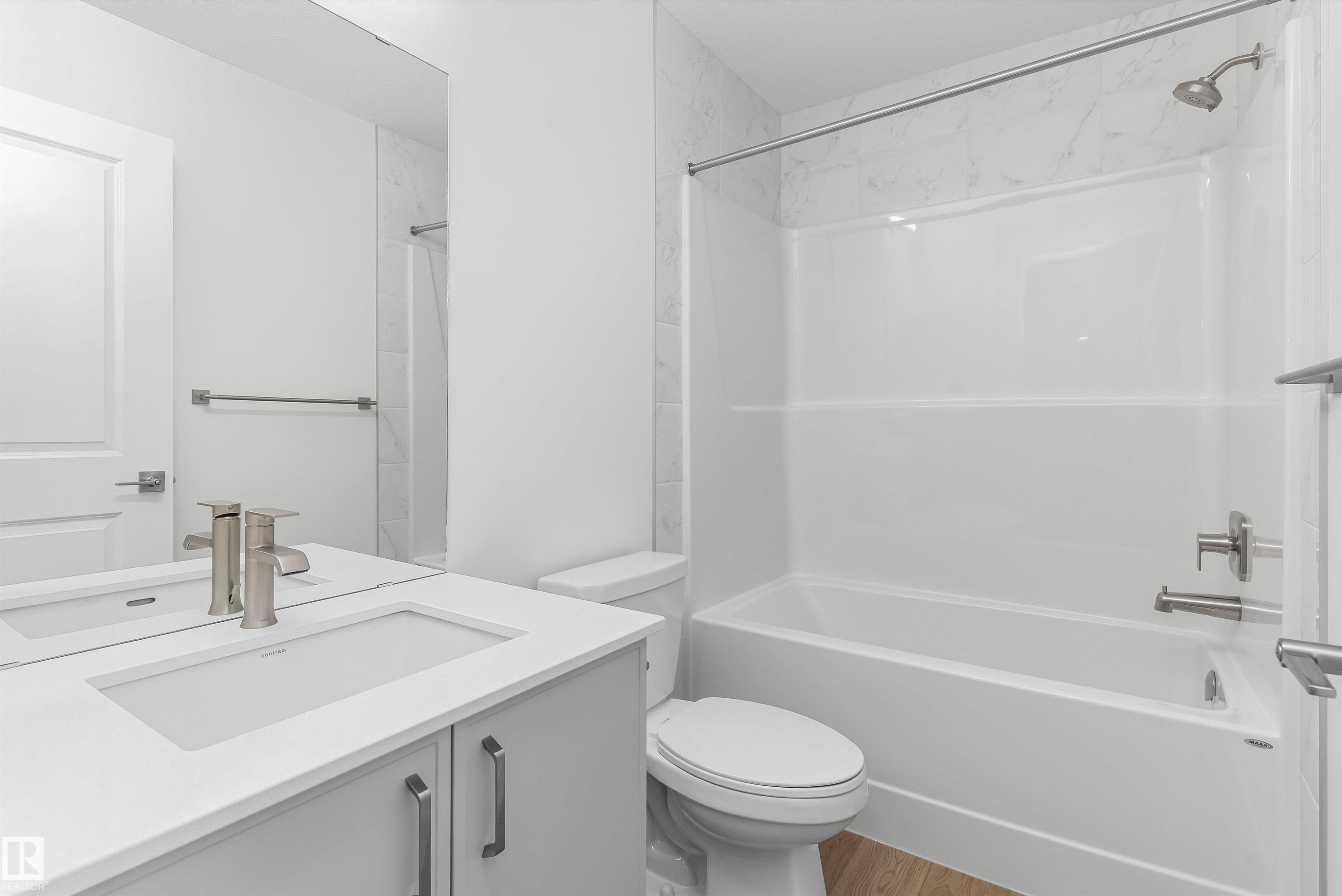1020 14 Avenue Nw, Edmonton, AB - Indoor Photo Showing Bathroom