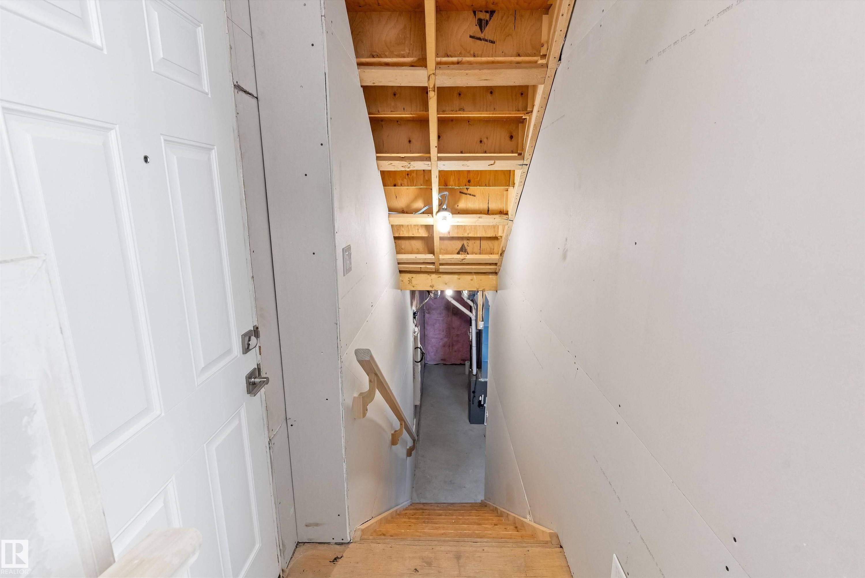 1020 14 Avenue Nw, Edmonton, AB - Indoor Photo Showing Other Room